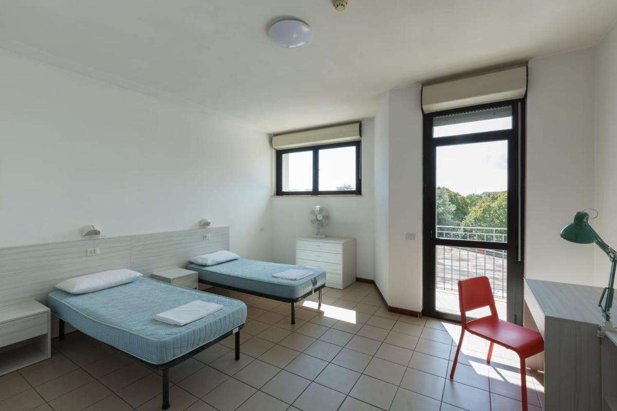 Twin Room with Private Bathroom - Photo 5