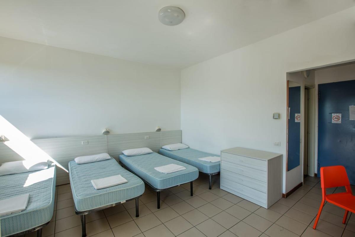 Quadruple Room with Private Bathroom - Photo 6