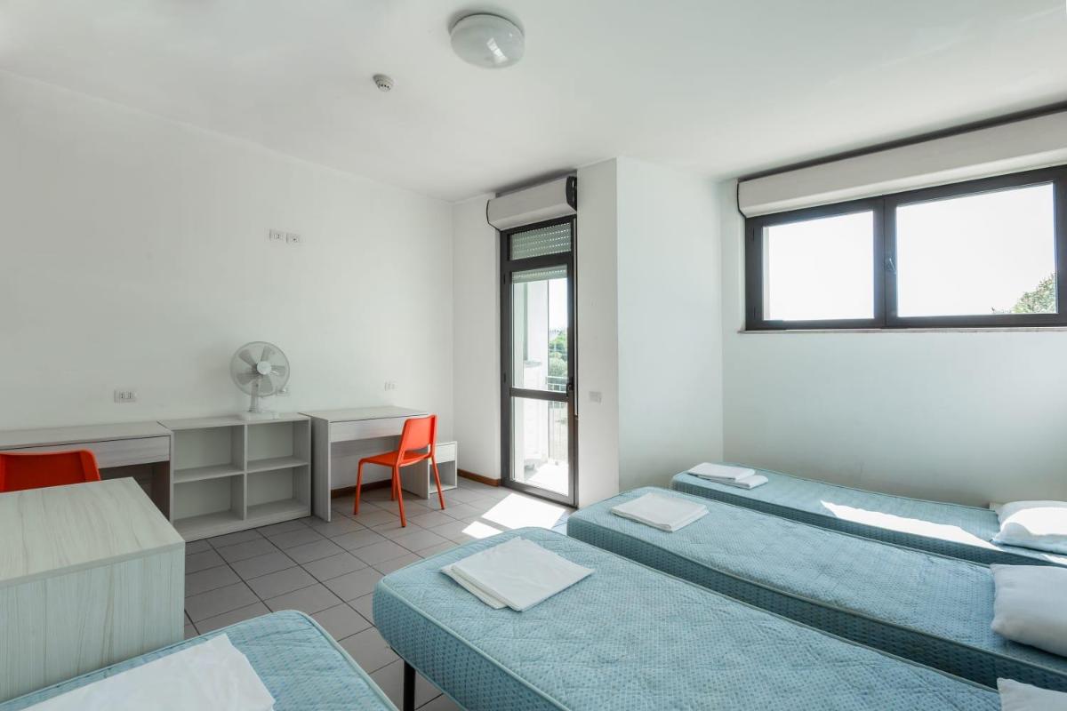 Quadruple Room with Private Bathroom - Photo 7