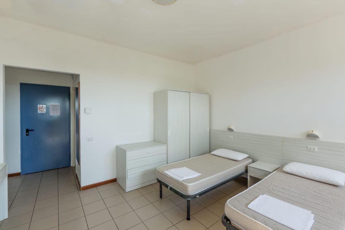 Twin Room with Private Bathroom - Photo 7