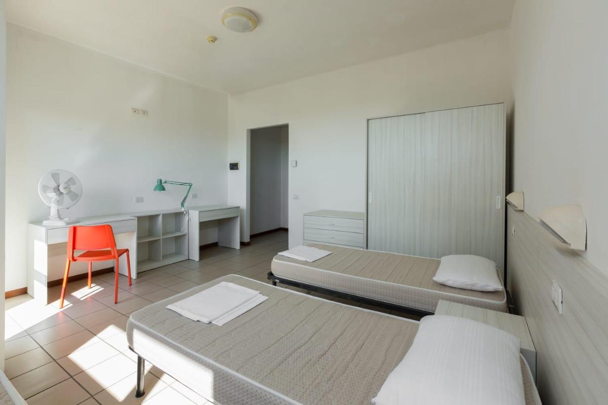 Twin Room with Private Bathroom - Photo 3