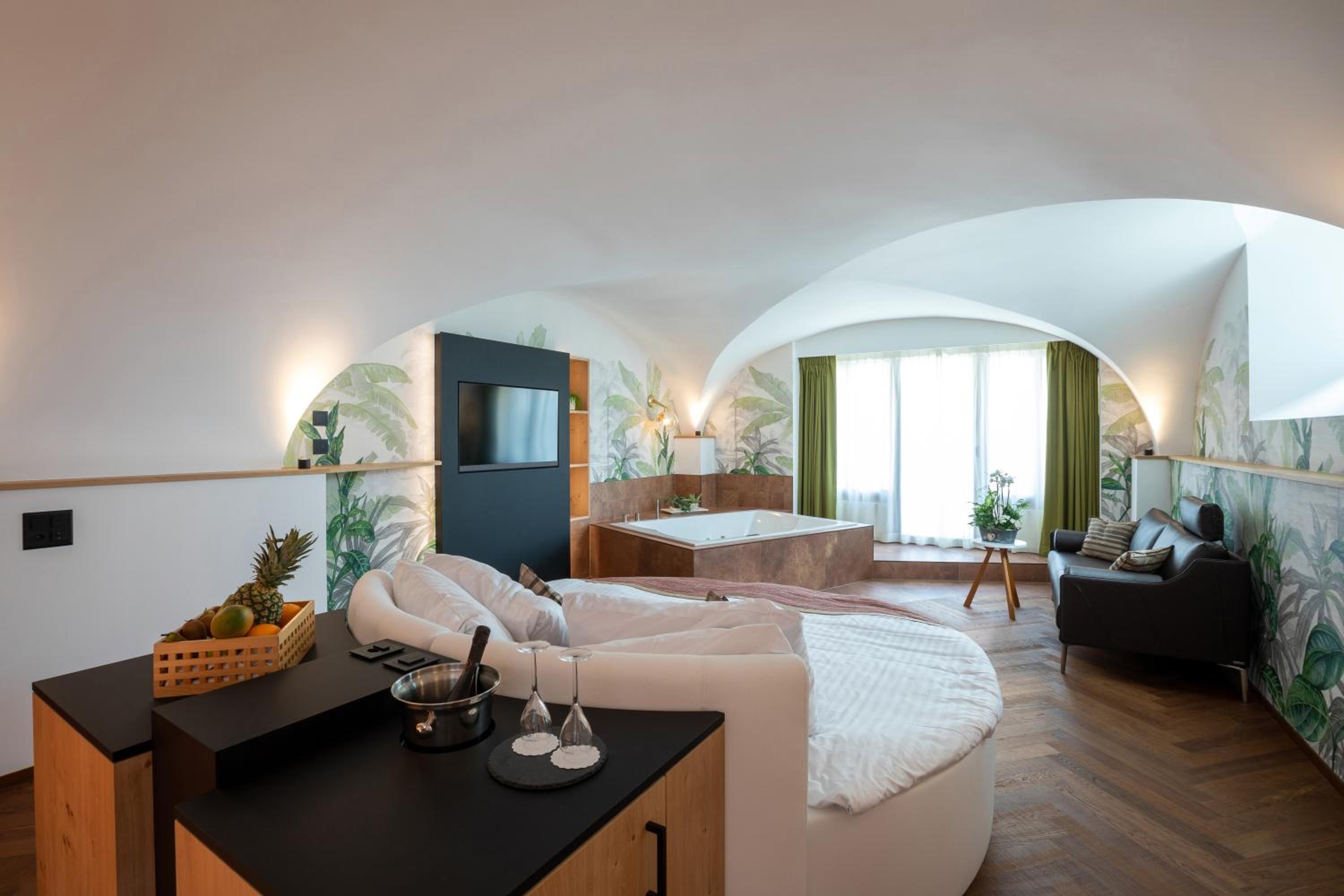 Deluxe Suite with Spa Bath