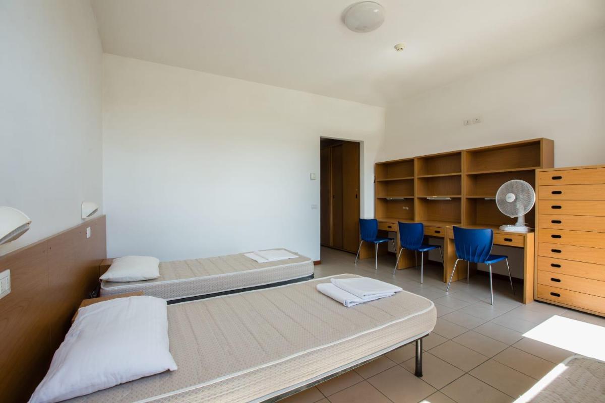 Twin Room with Private Bathroom - Photo 10