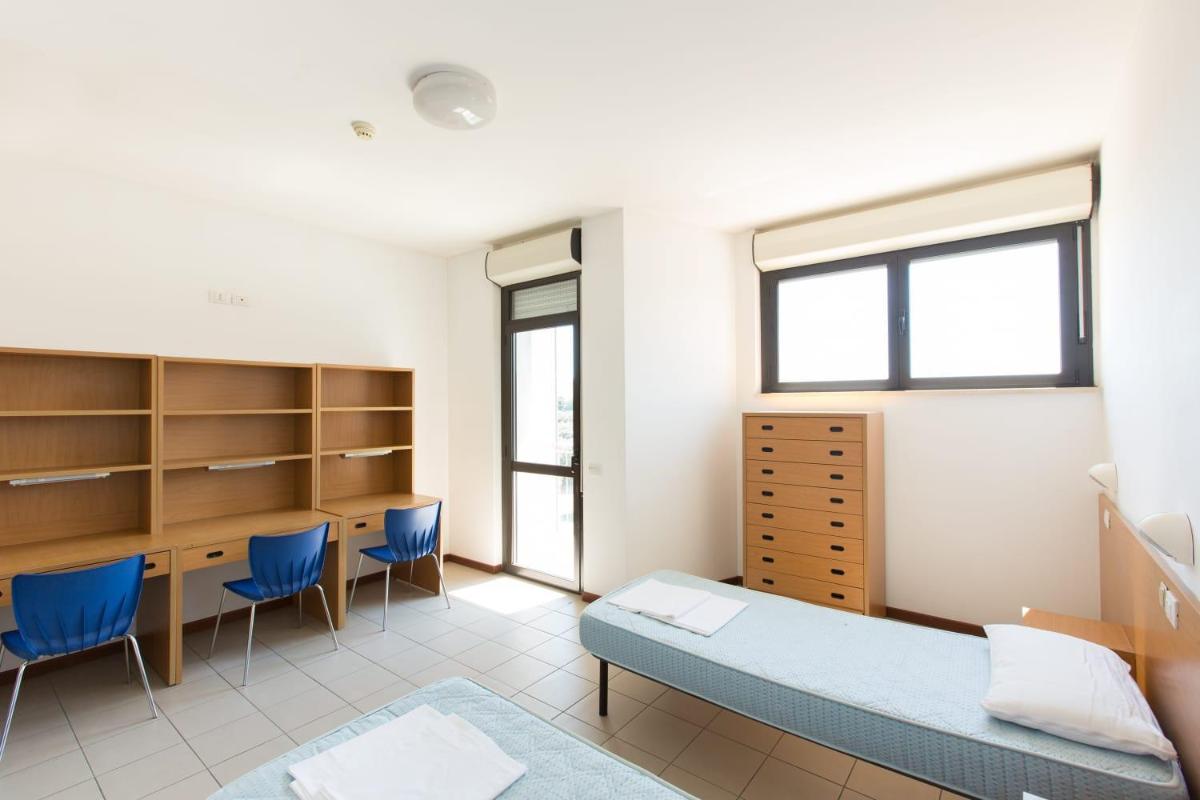 Twin Room with Private Bathroom - Photo 4