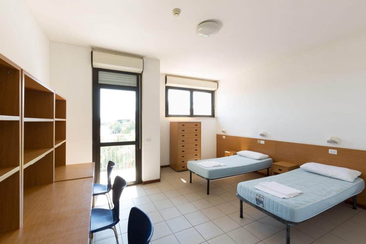 Twin Room with Private Bathroom - Photo 11