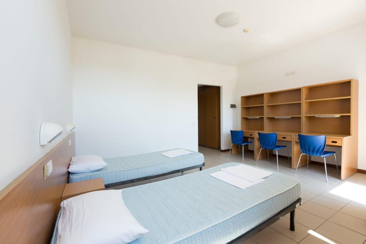 Twin Room with Private Bathroom - Photo 8