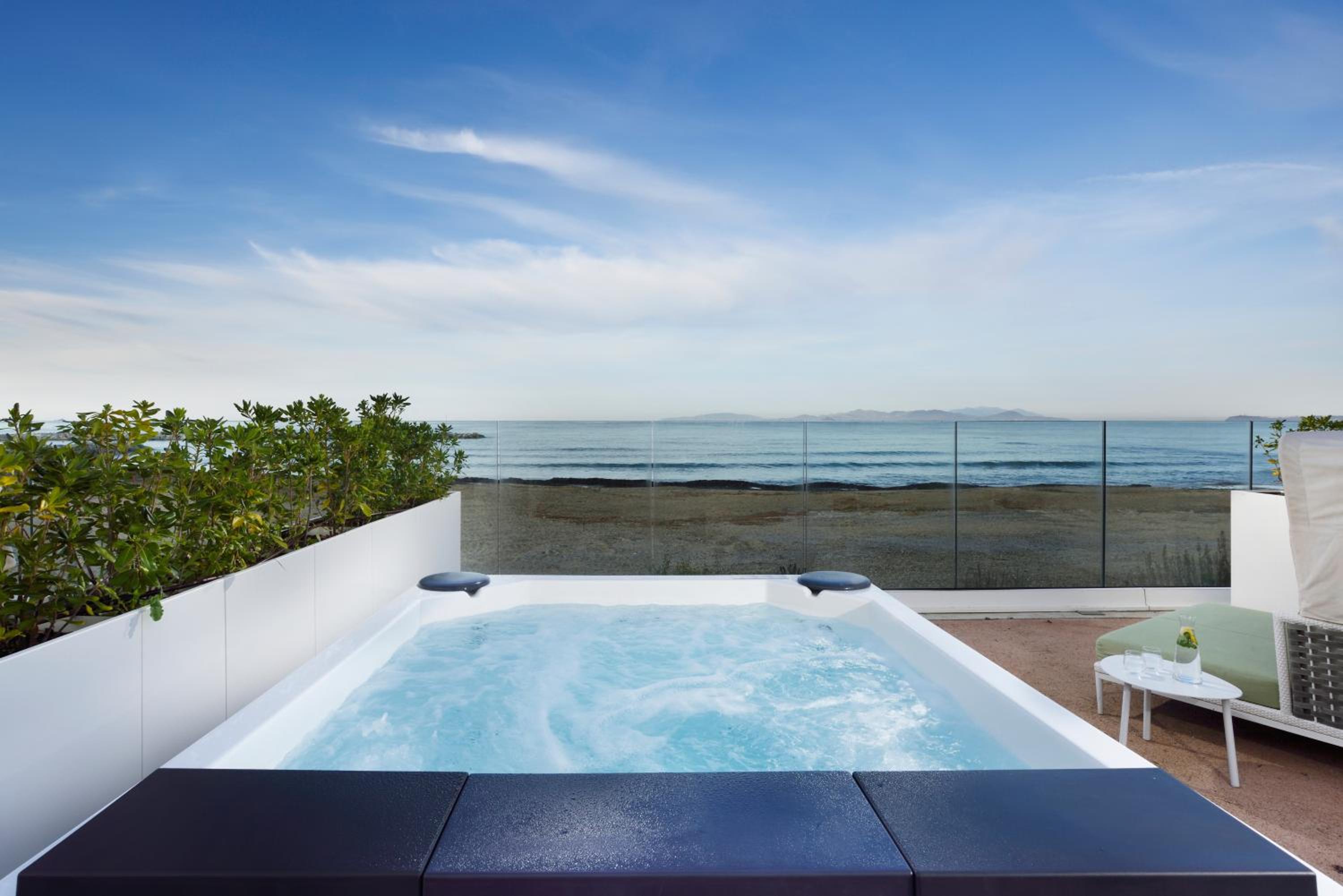 Deluxe Suite with Sea View photo 3