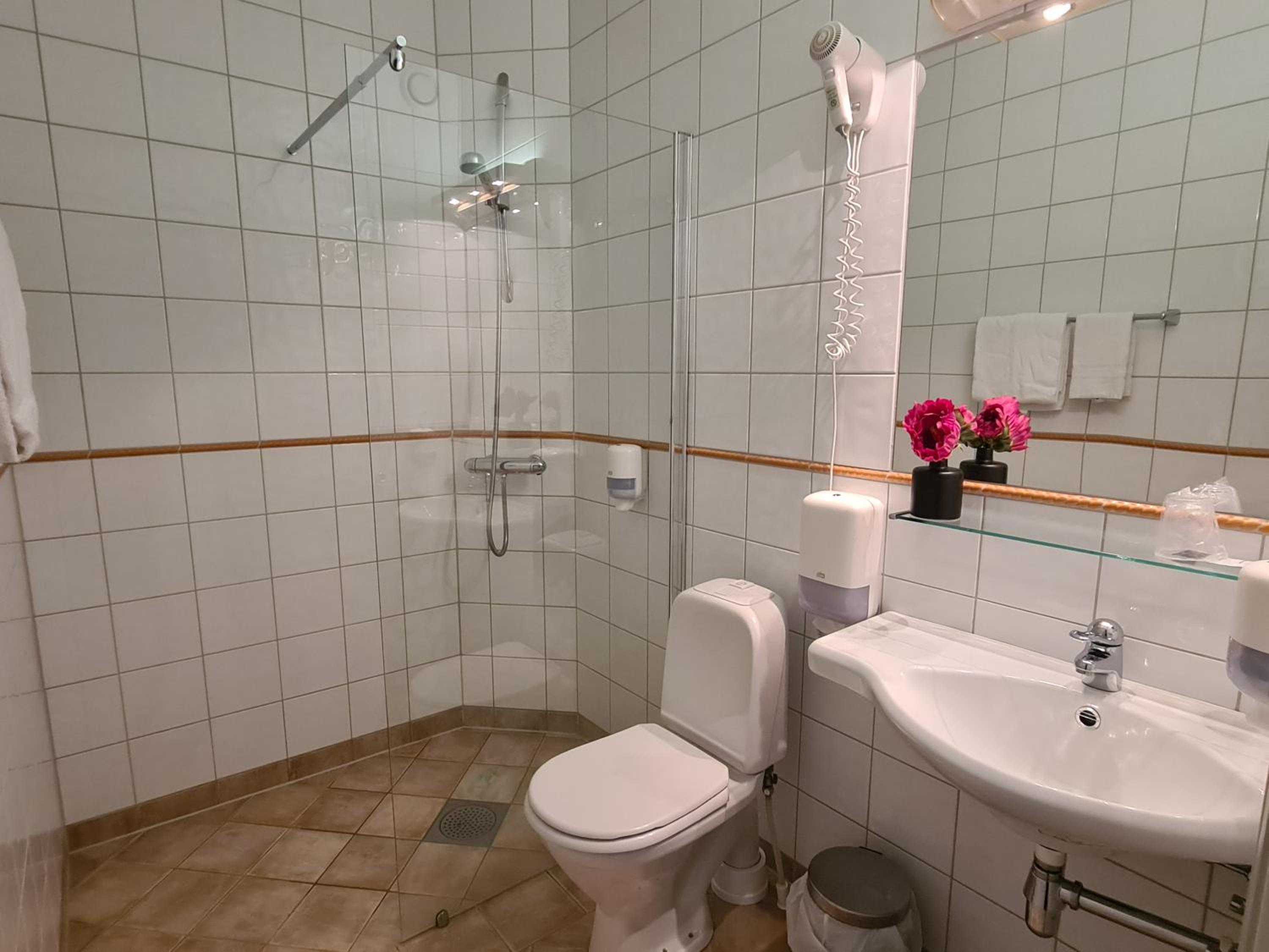 Double or Twin Room - Photo 11