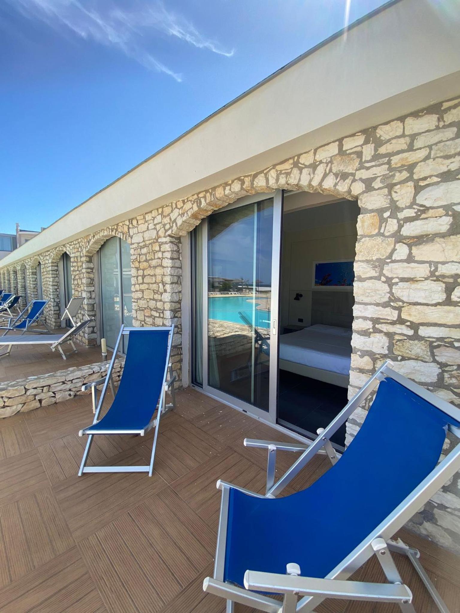 Double Room with Pool View - Photo 5