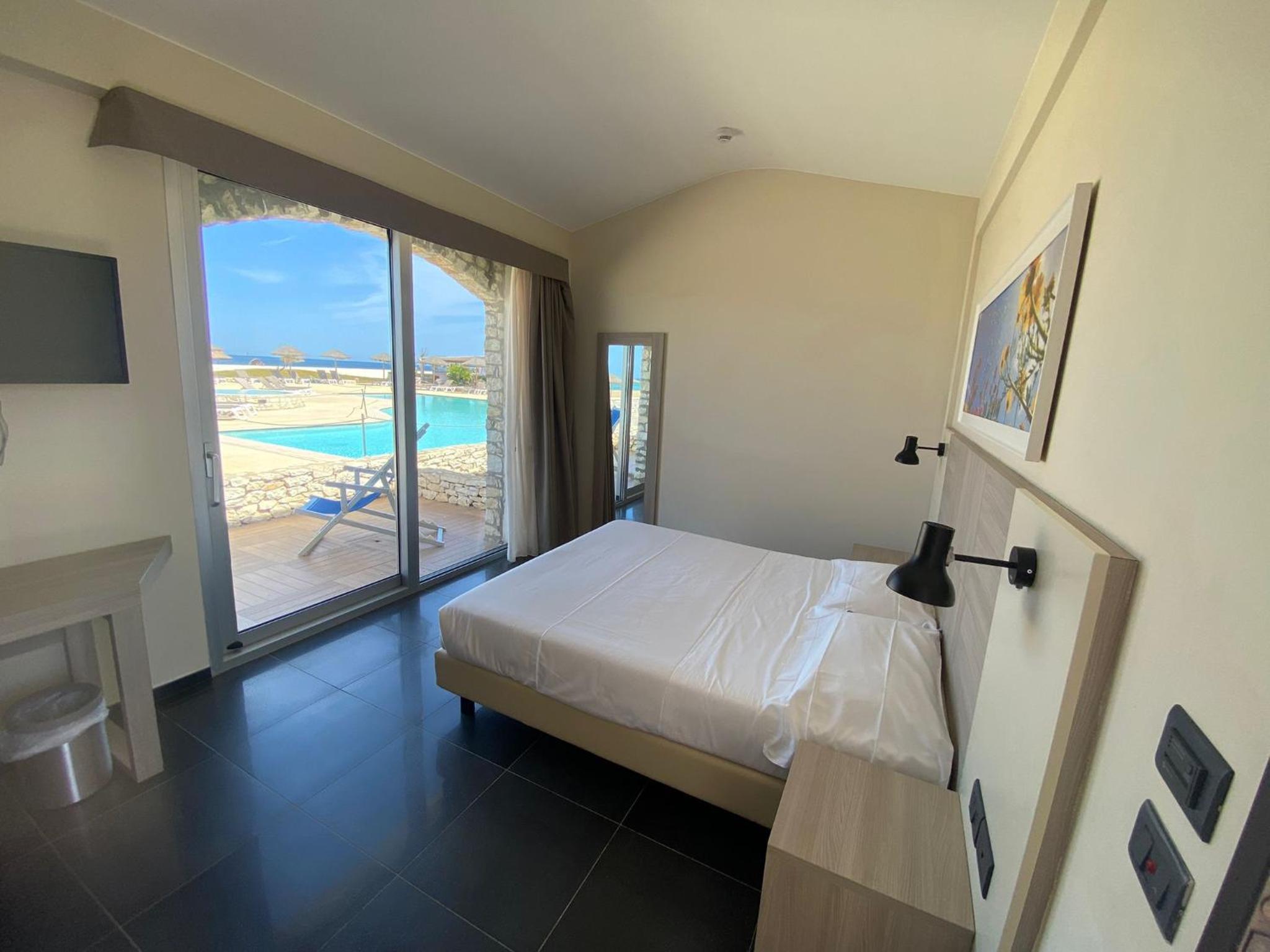 Double Room with Pool View - Photo 1