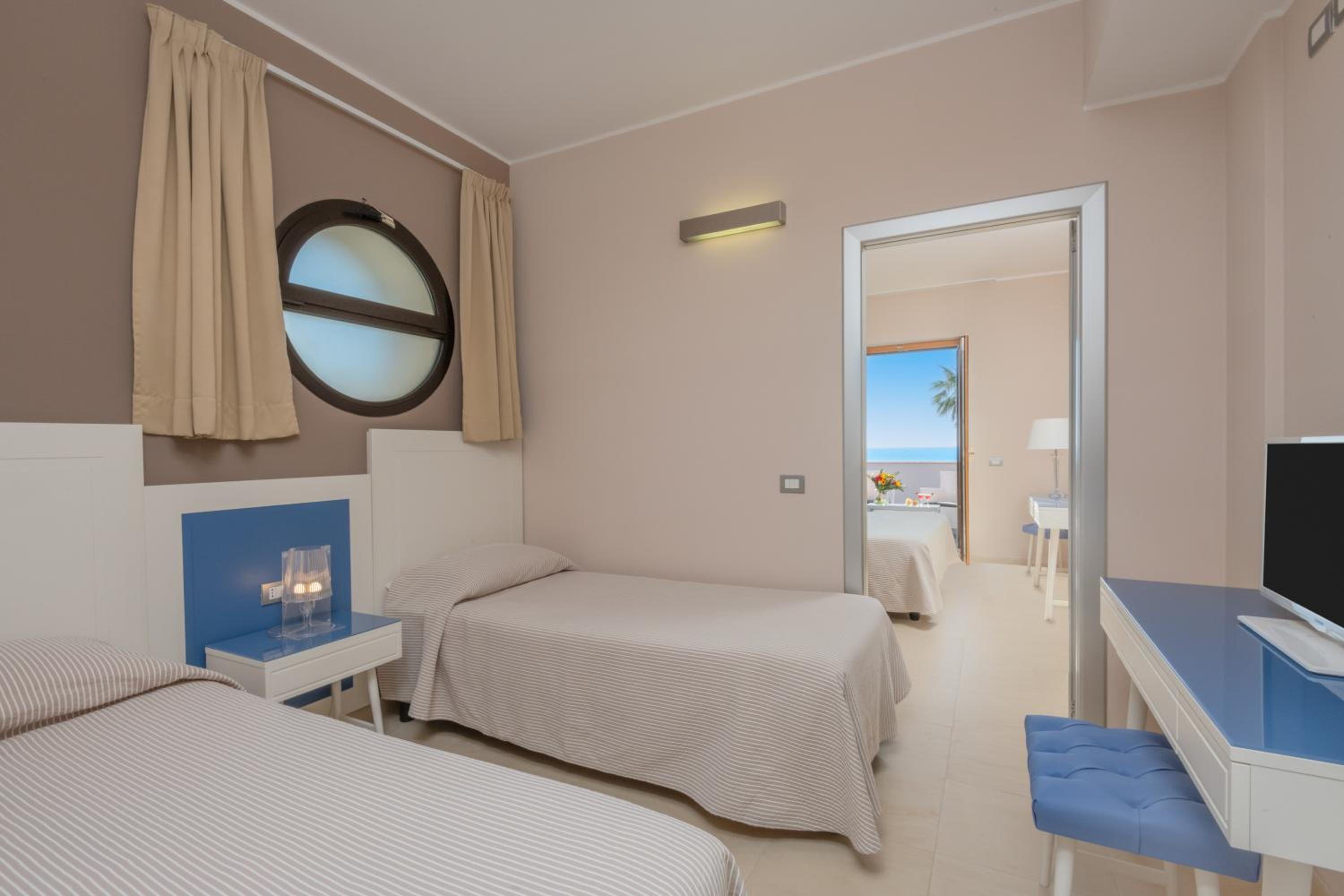 Family Room with Sea View (2 Adults + 2 Children) - Photo 3