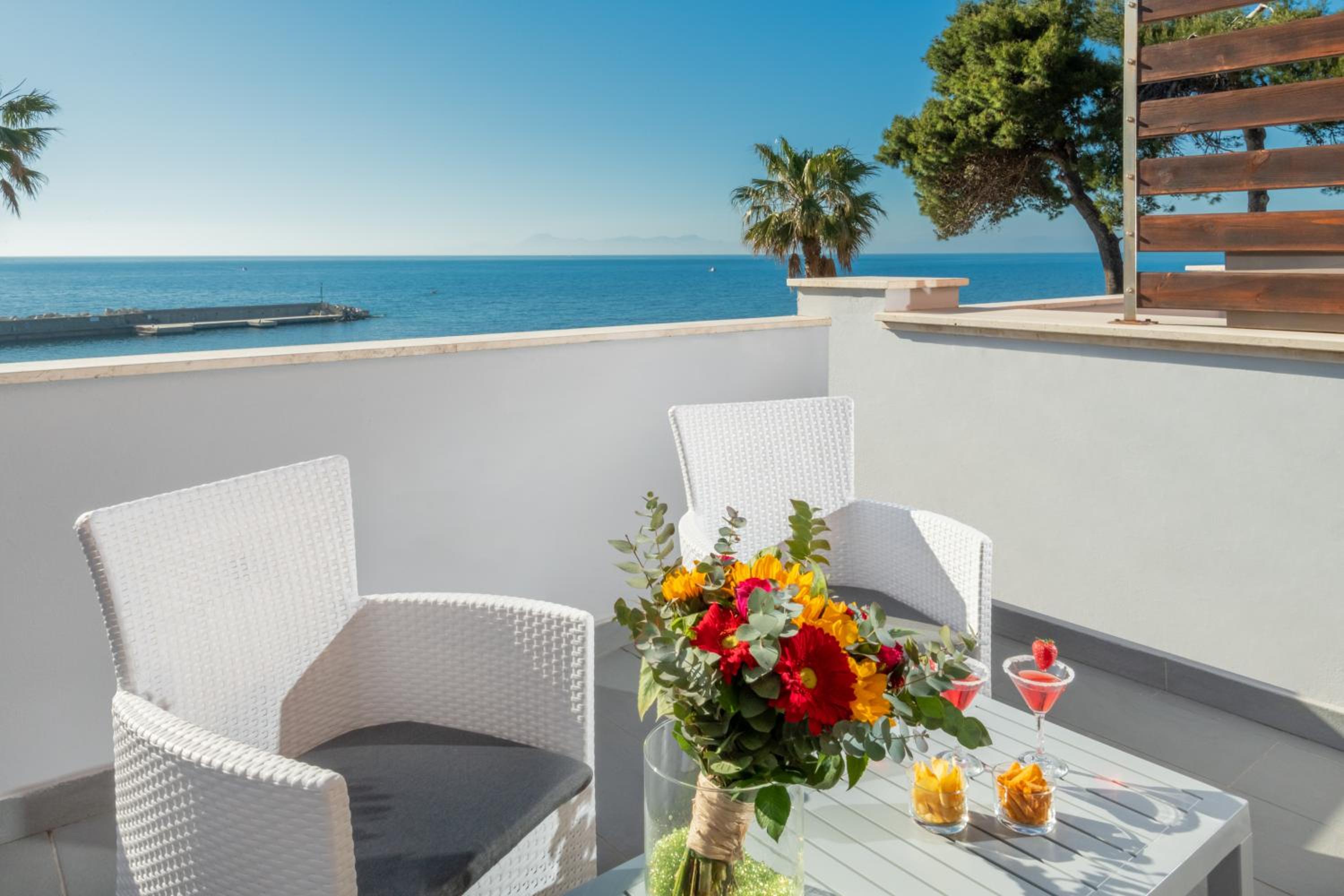 Family Room with Sea View (2 Adults + 2 Children) - Photo 6