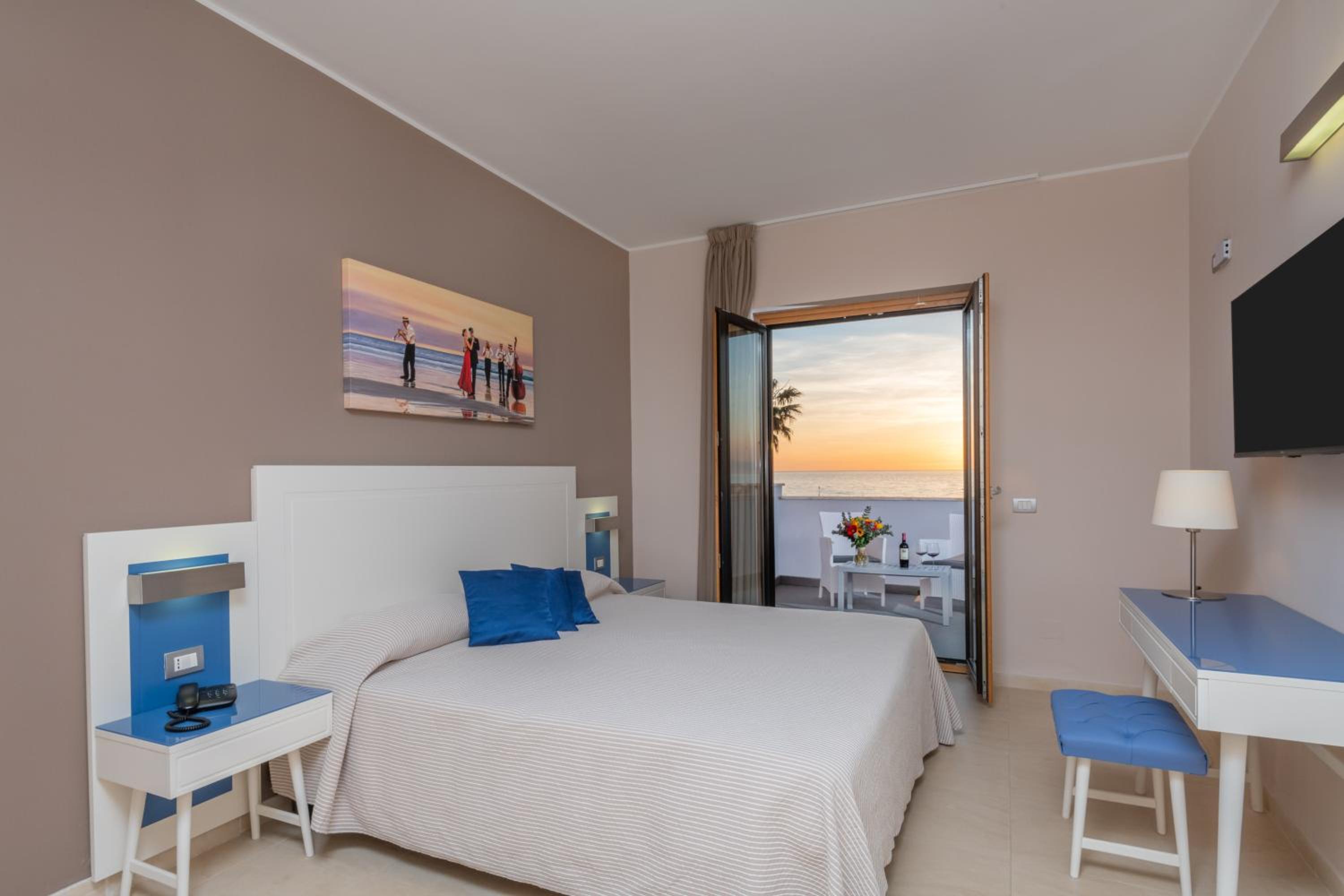 Double or Twin Room with Sea View - Photo 5