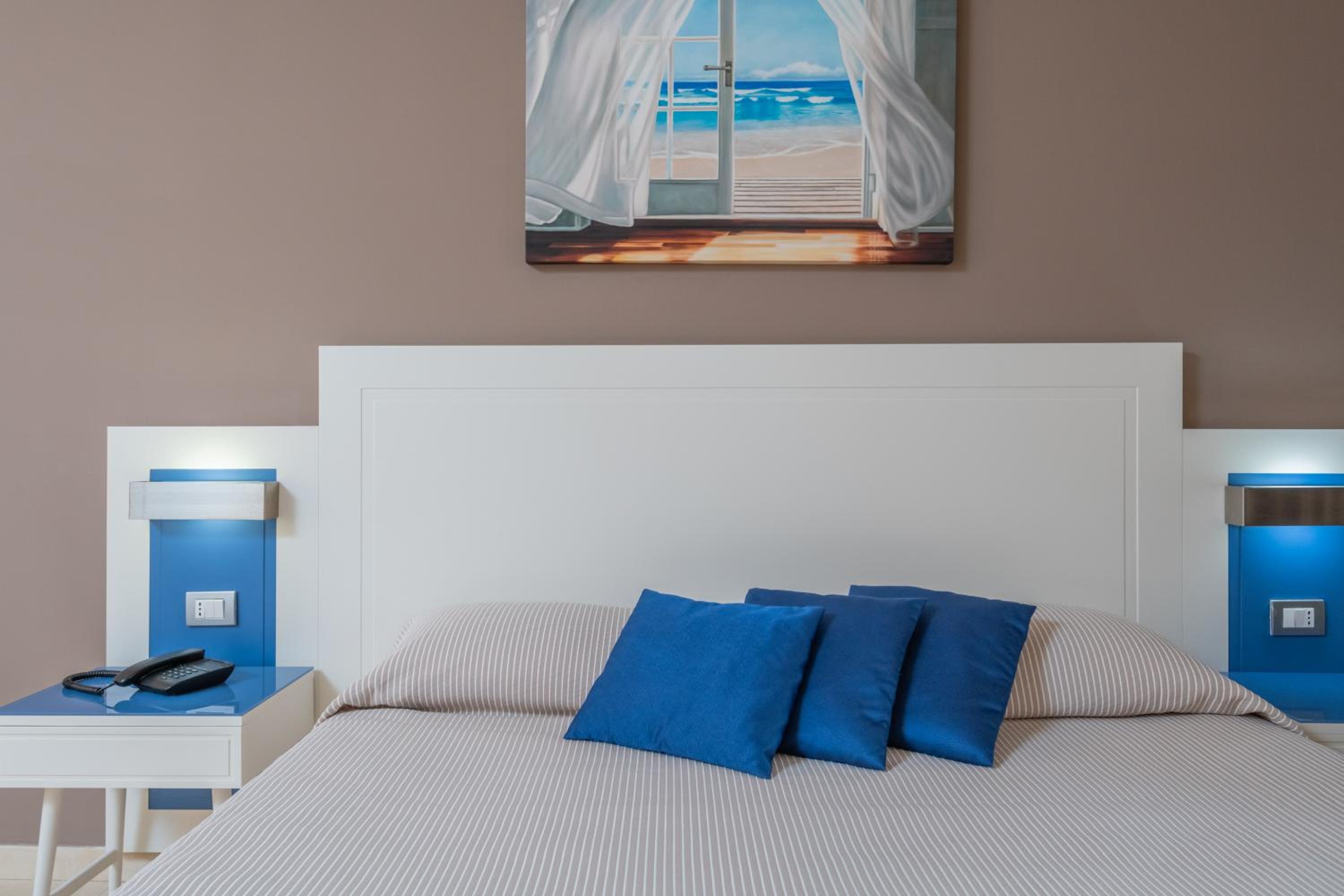 Double or Twin Room with Sea View - Photo 1