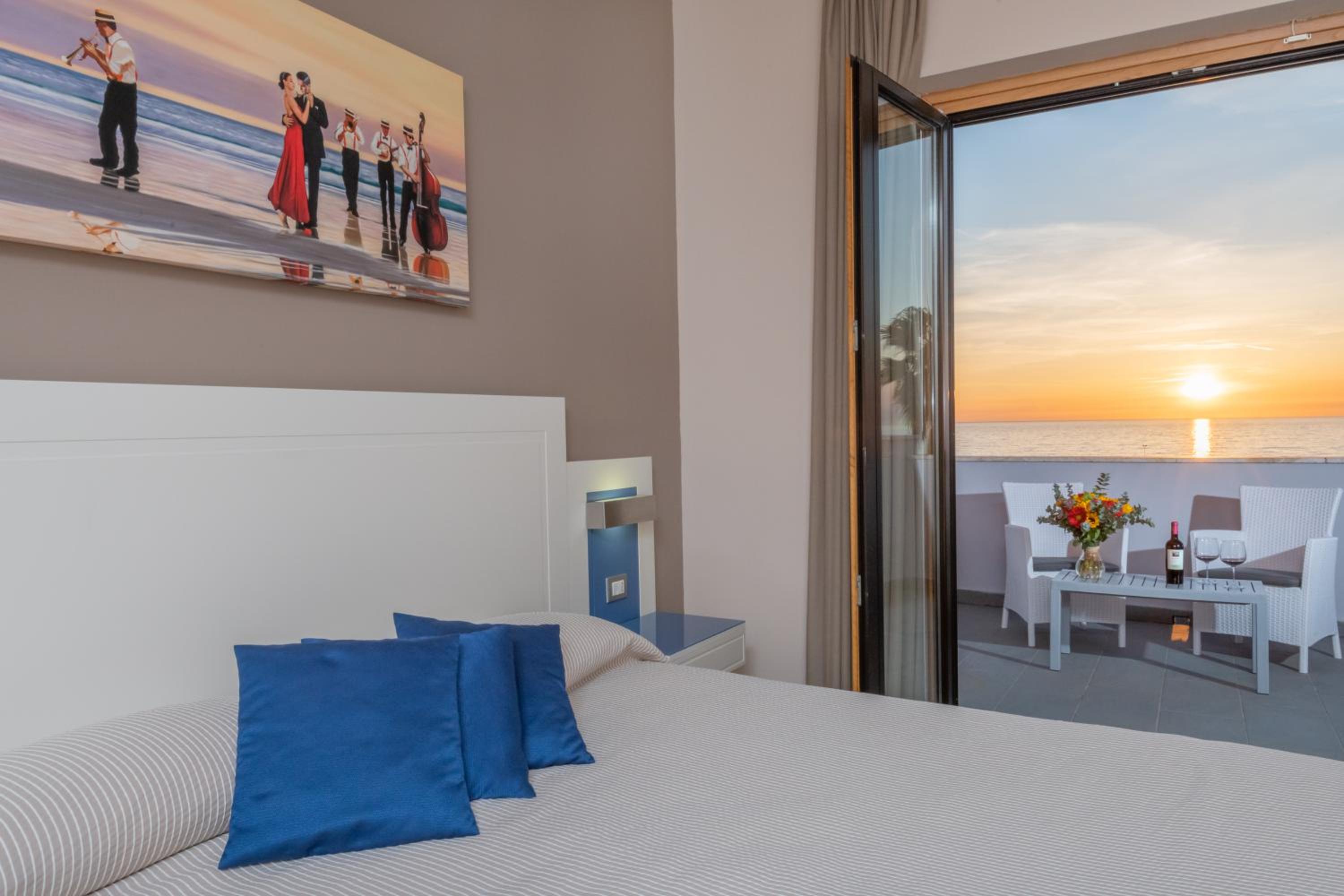 Double or Twin Room with Sea View - Photo 6