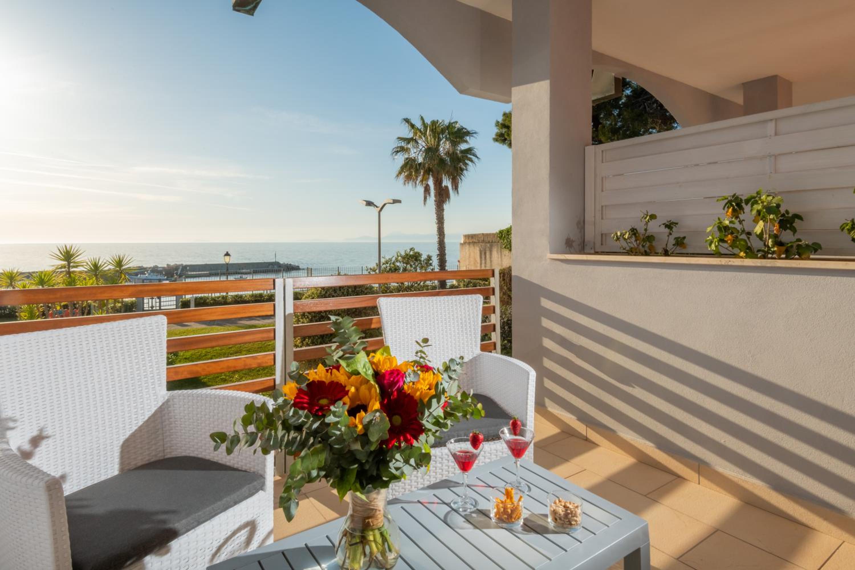 Double or Twin Room with Sea View - Photo 8