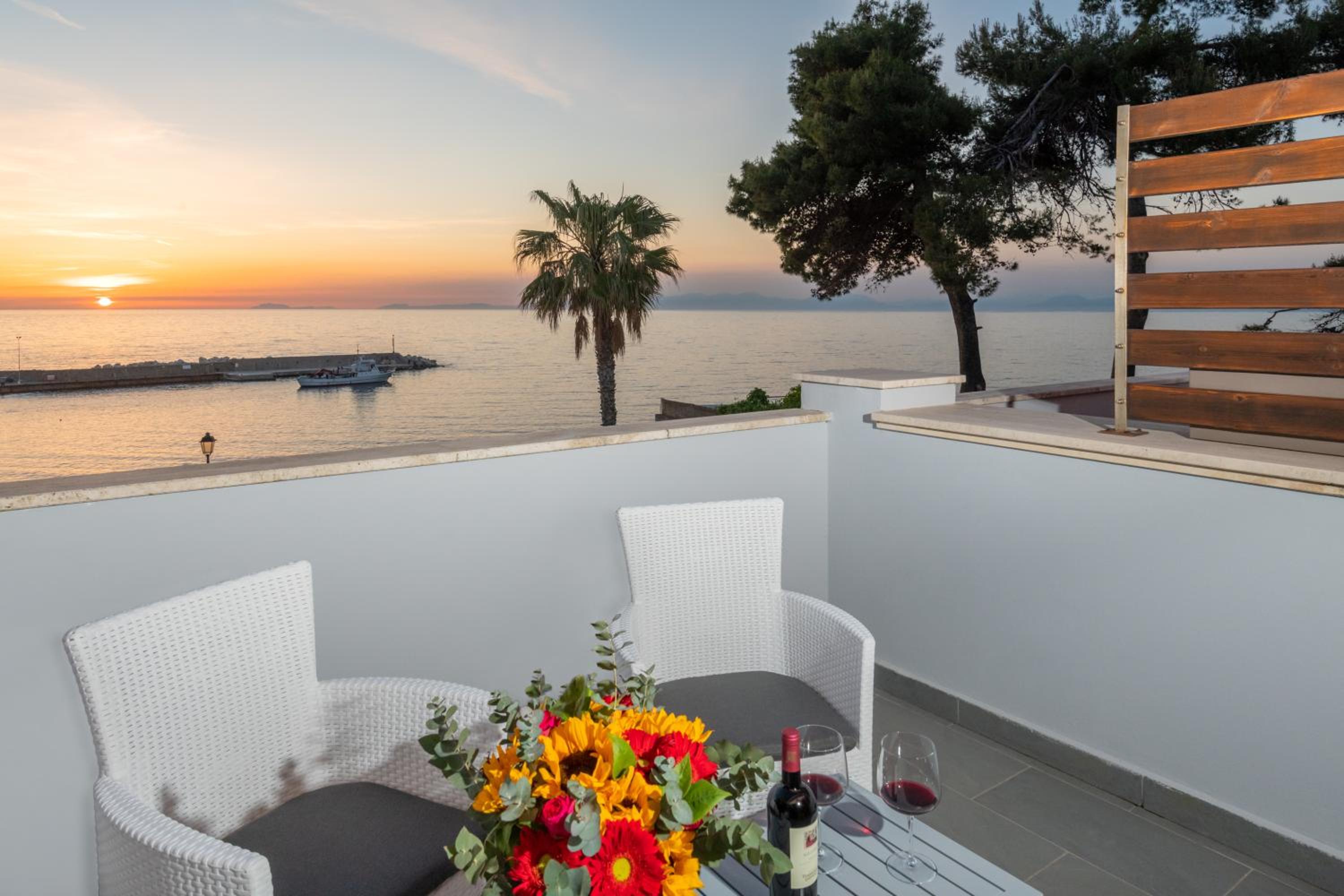 Double or Twin Room with Sea View - Photo 14