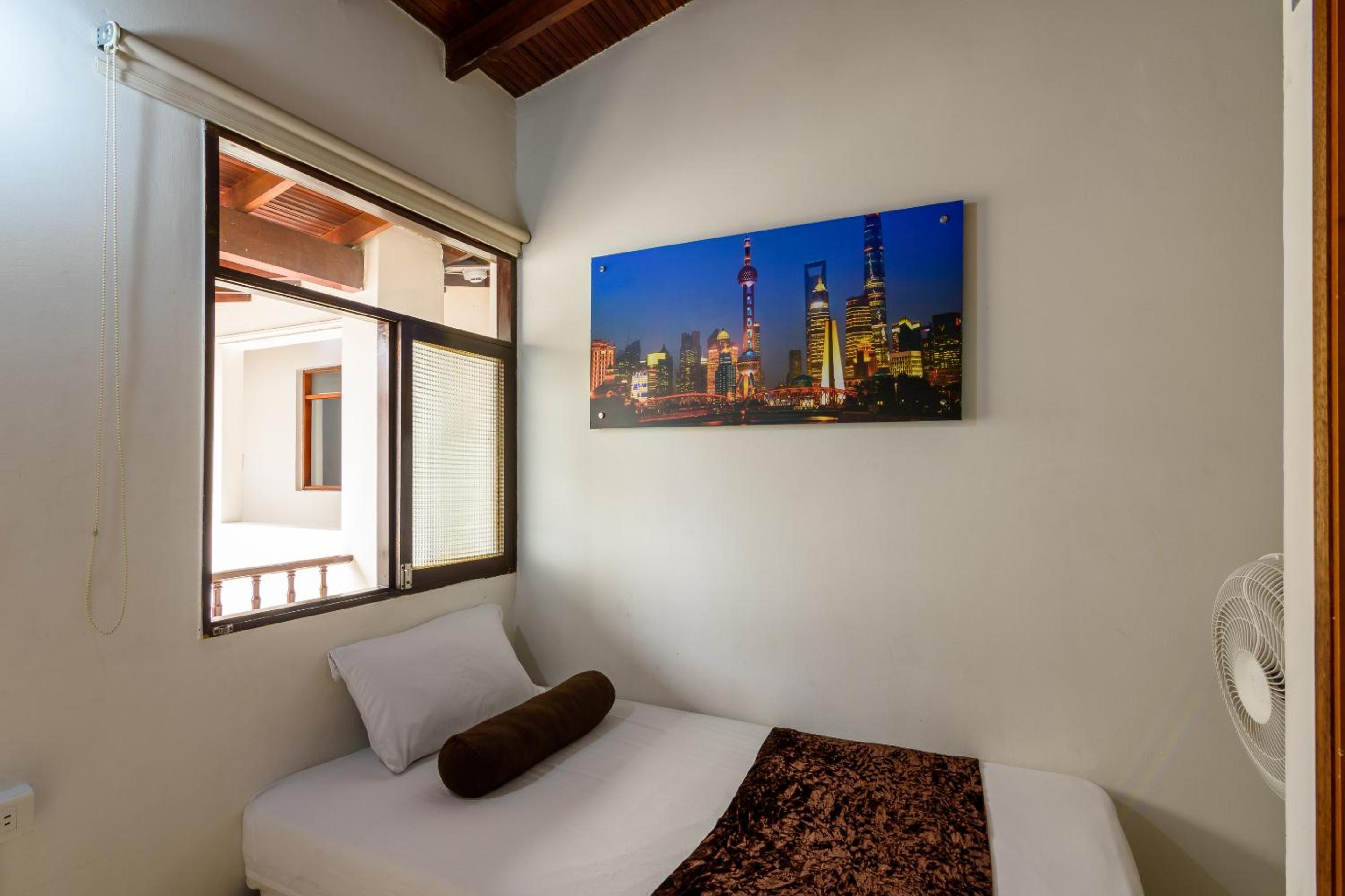Budget Double Room - Photo 15