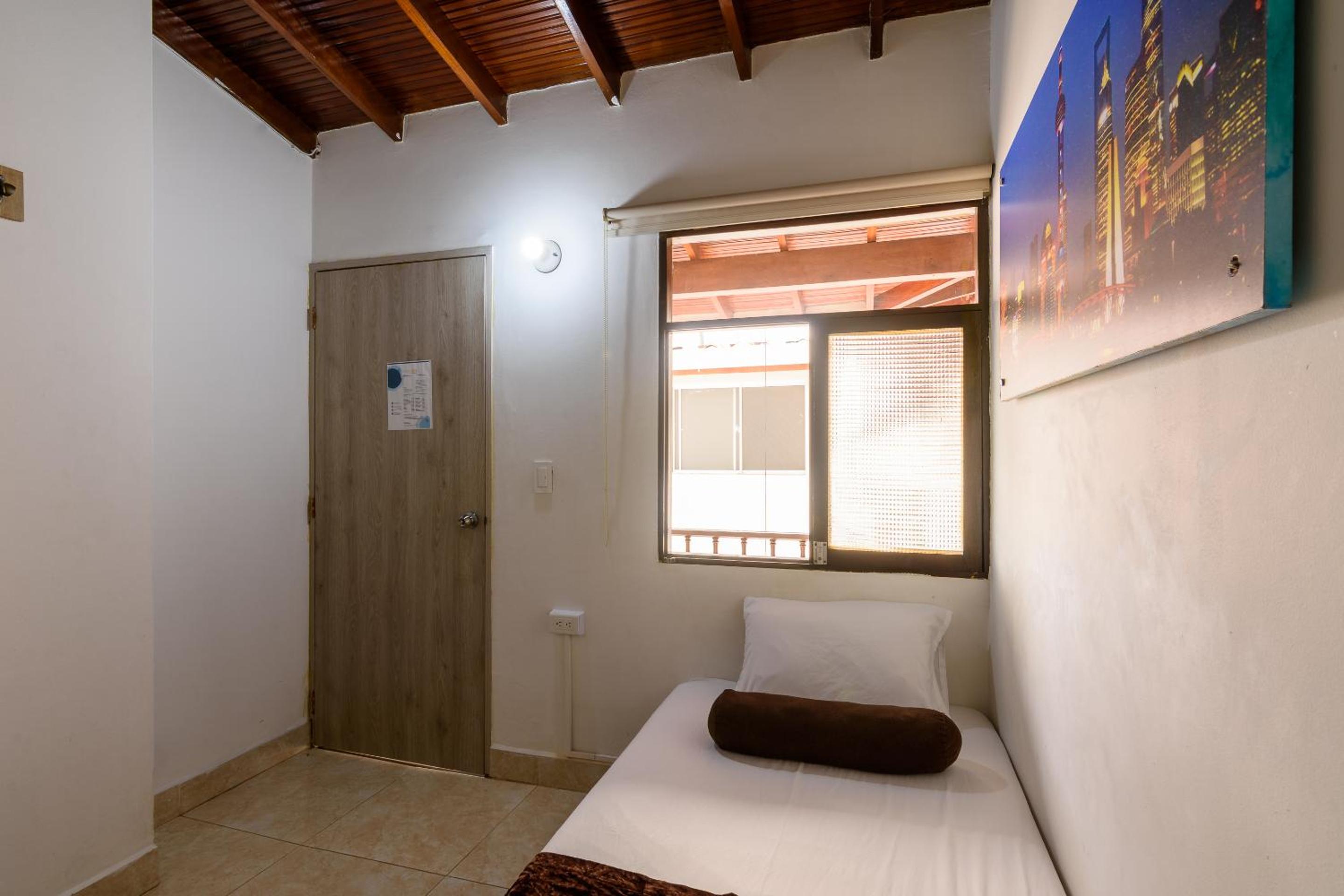 Budget Double Room - Photo 14