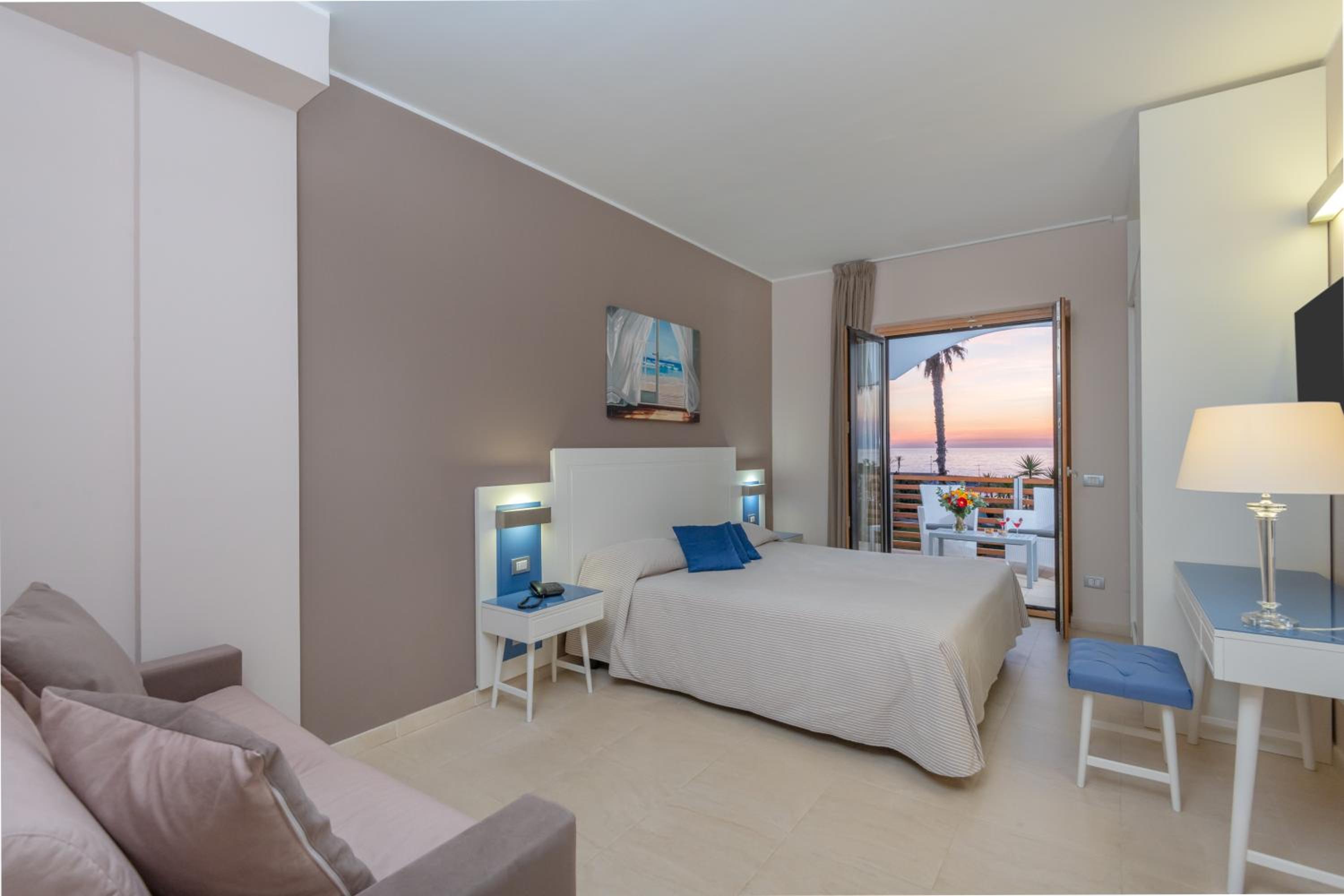 Double or Twin Room with Sea View - Photo 9