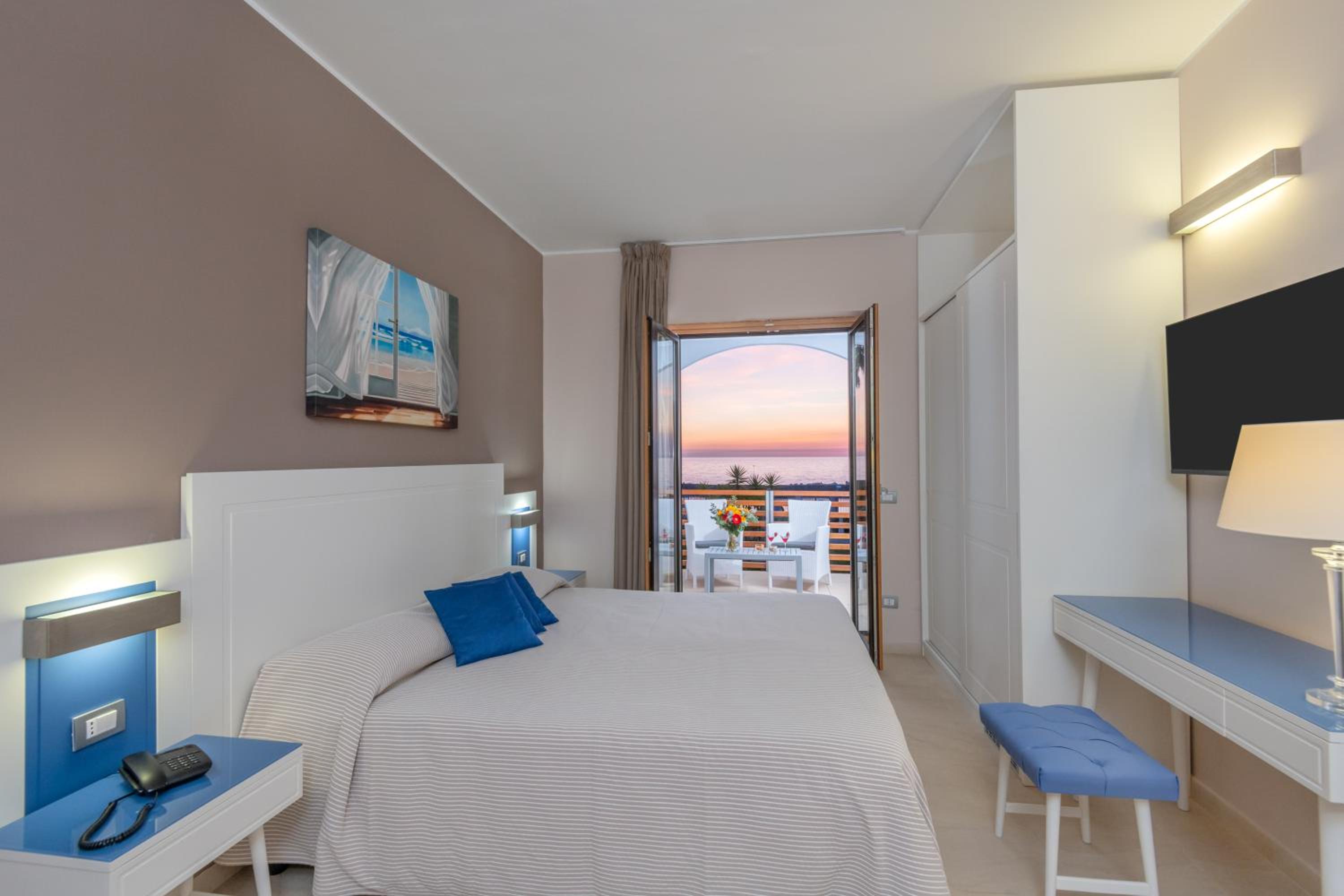 Double or Twin Room with Sea View - Photo 10