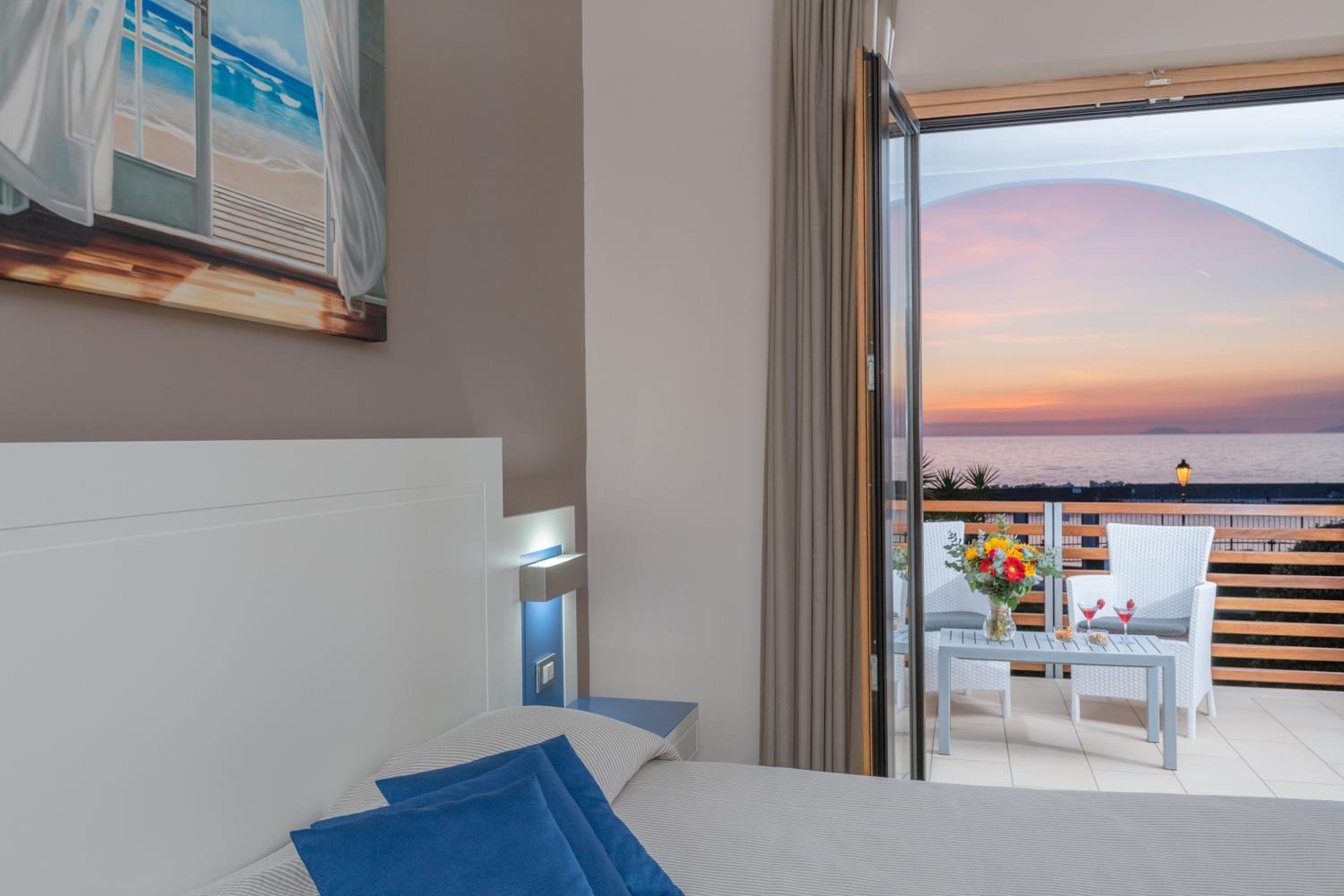 Double or Twin Room with Sea View - Photo 4
