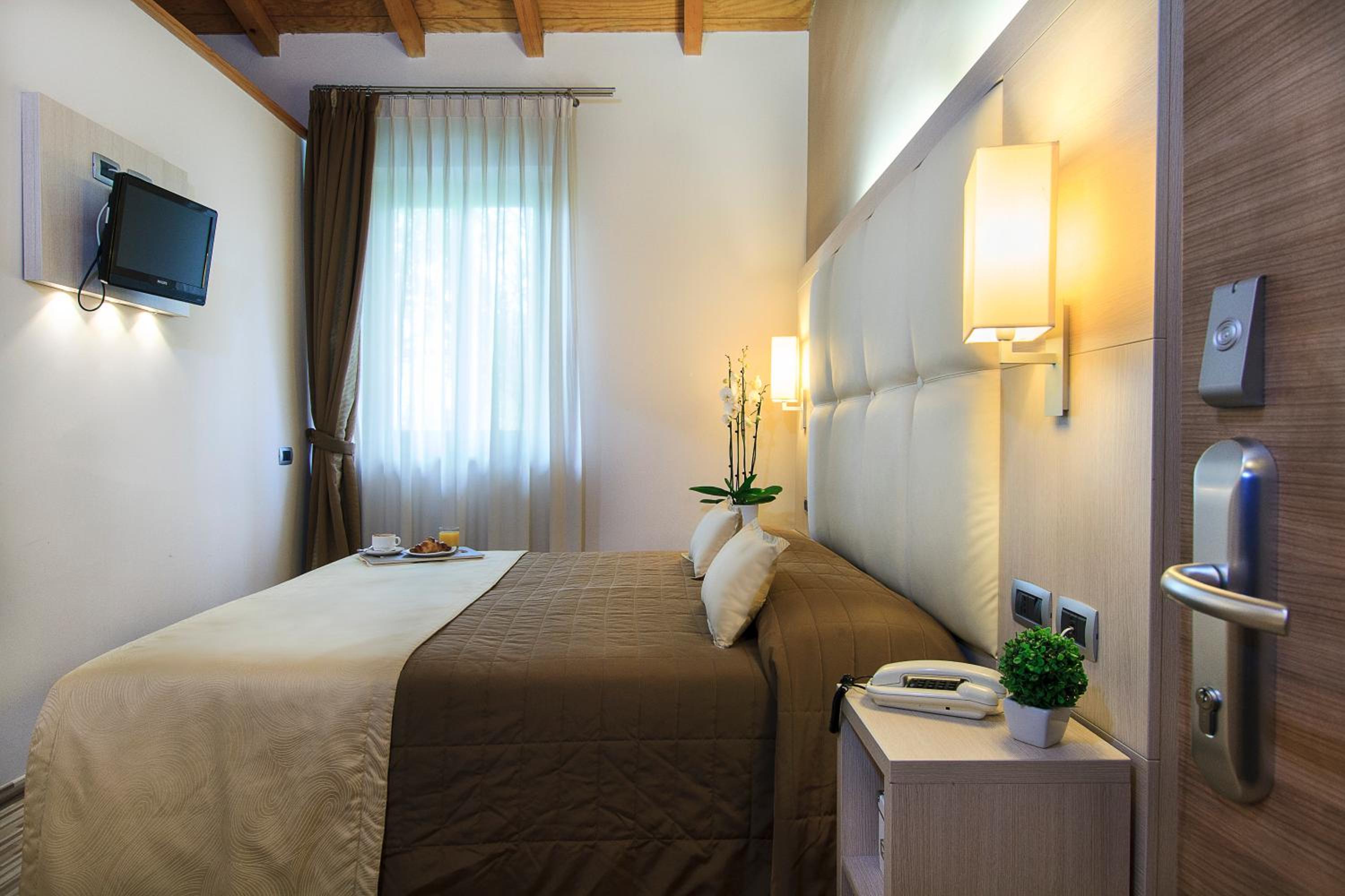 Double or Twin Room photo 3