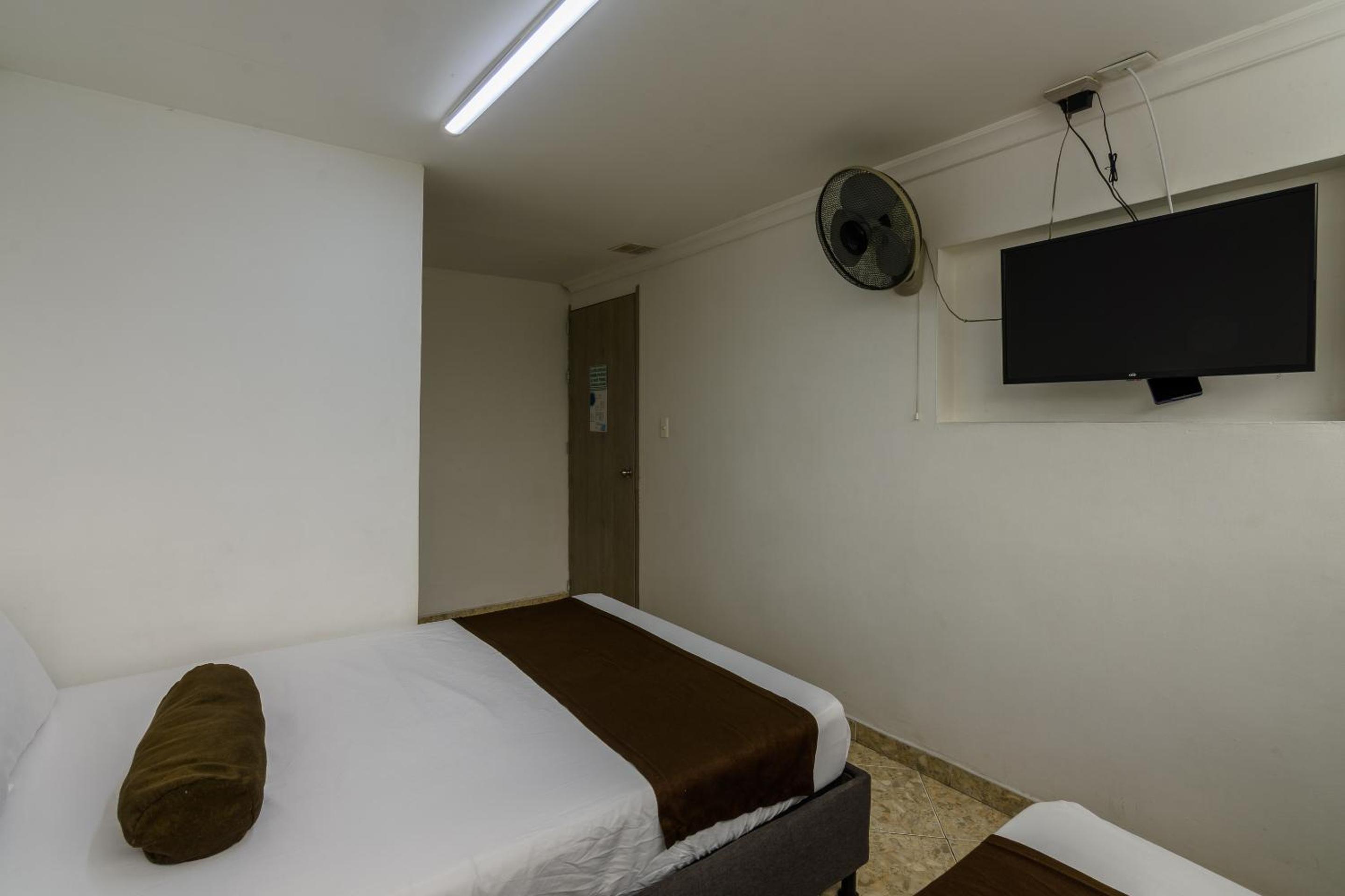 Budget Twin Room - Photo 18