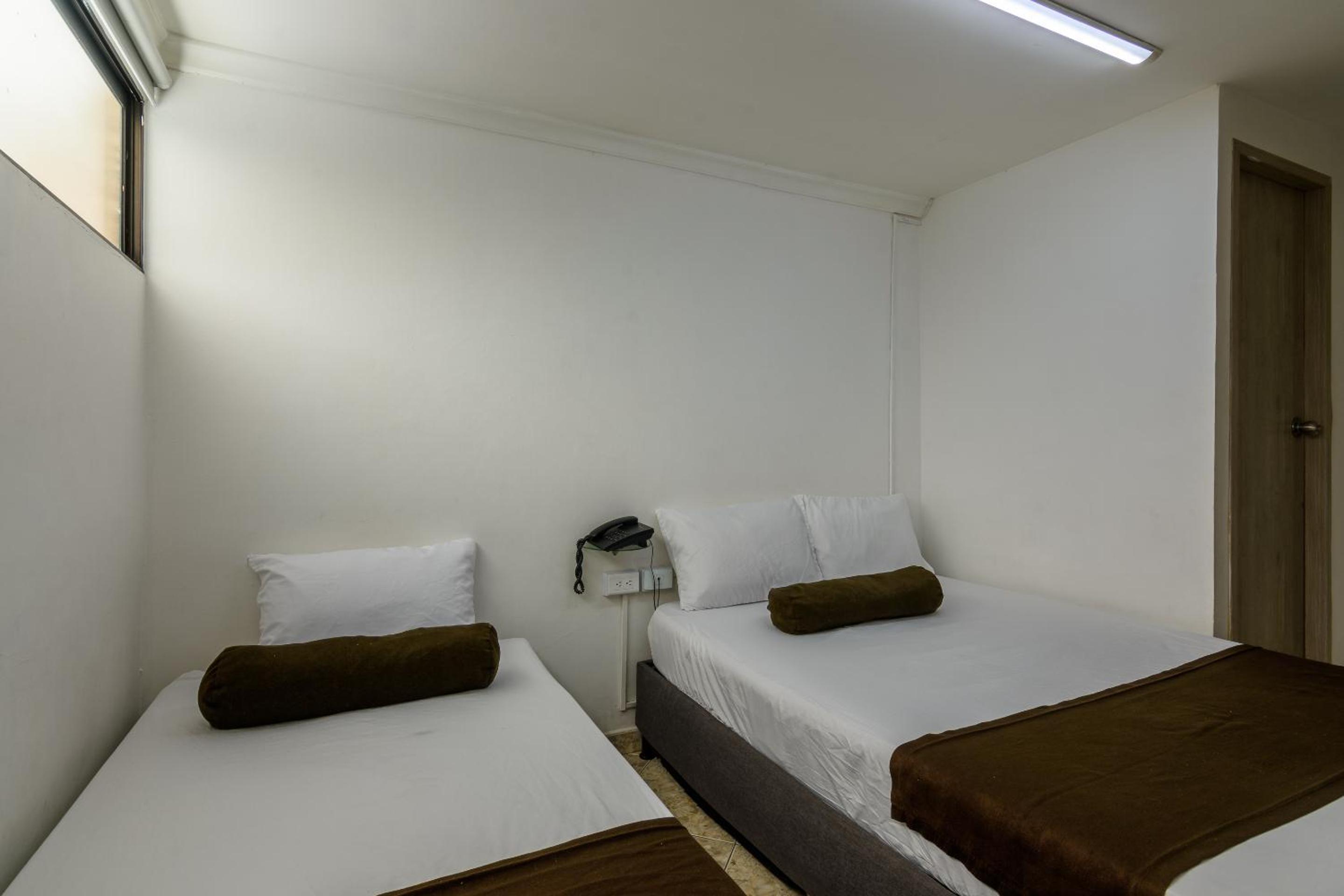 Budget Twin Room - Photo 7