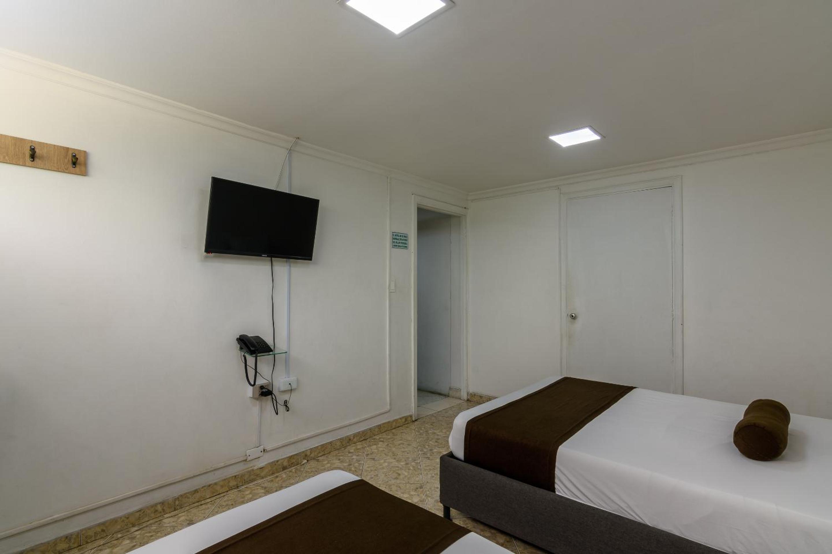Budget Twin Room - Photo 13