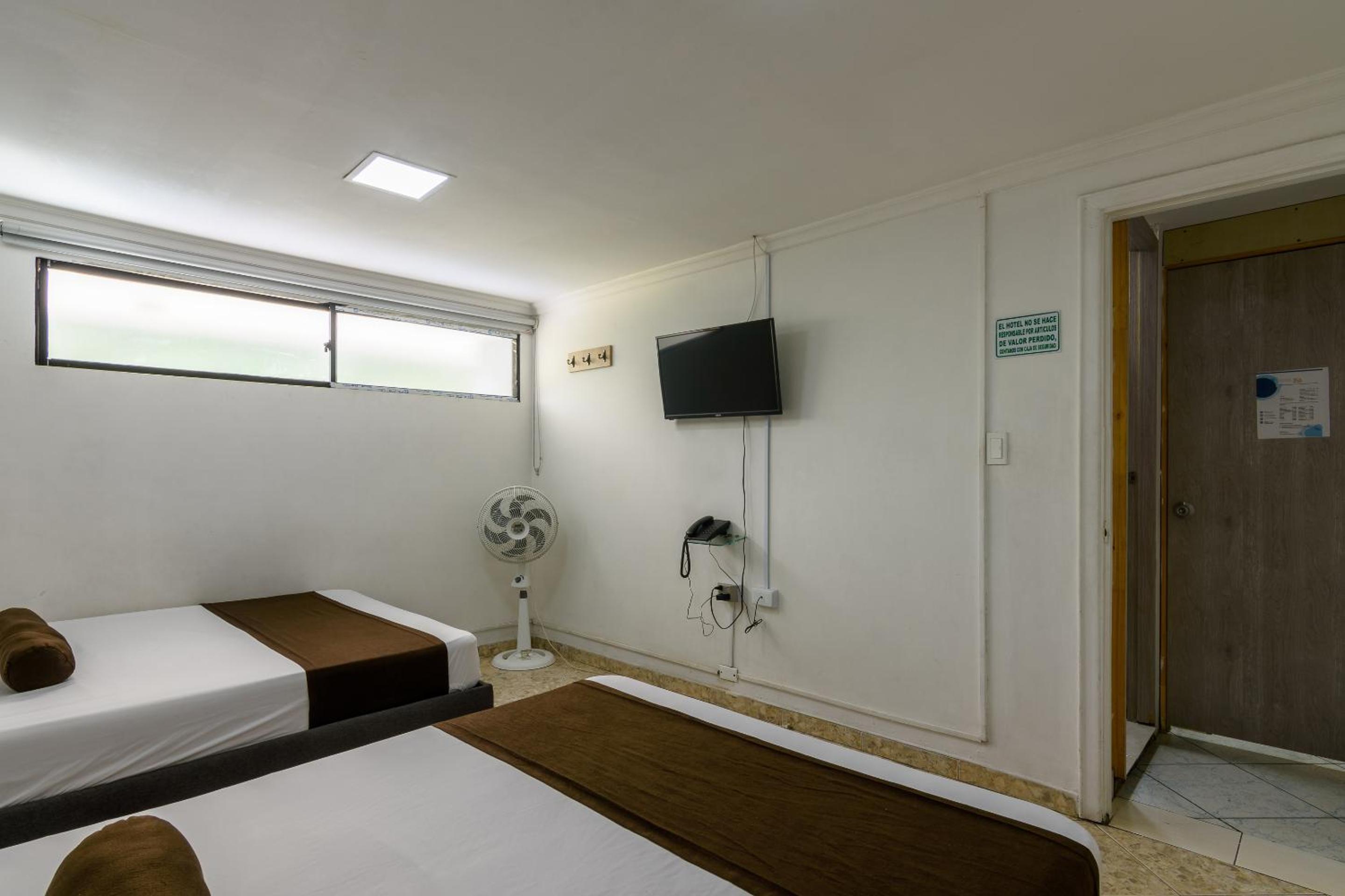 Budget Twin Room - Photo 16