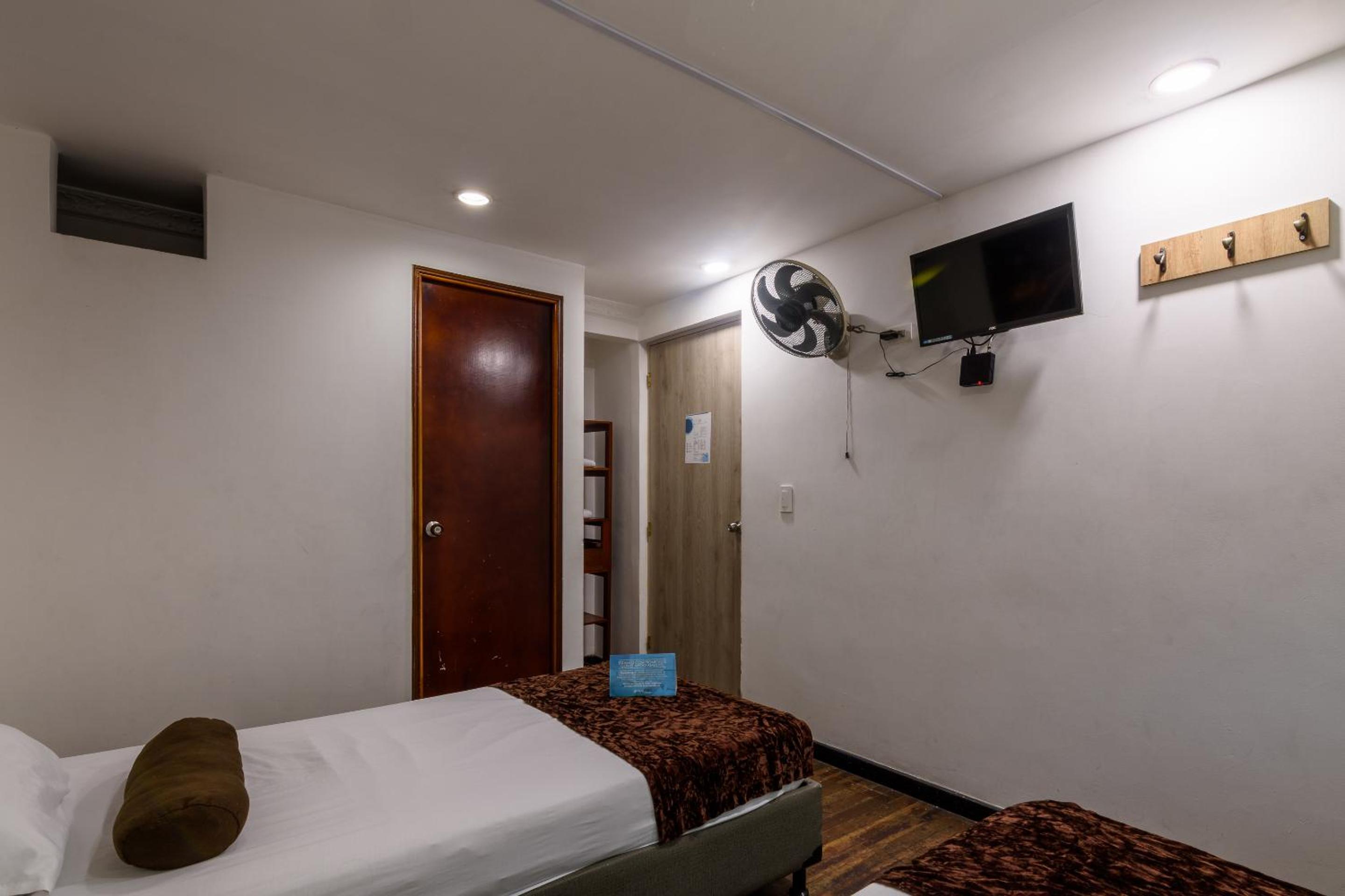 Budget Twin Room - Photo 8