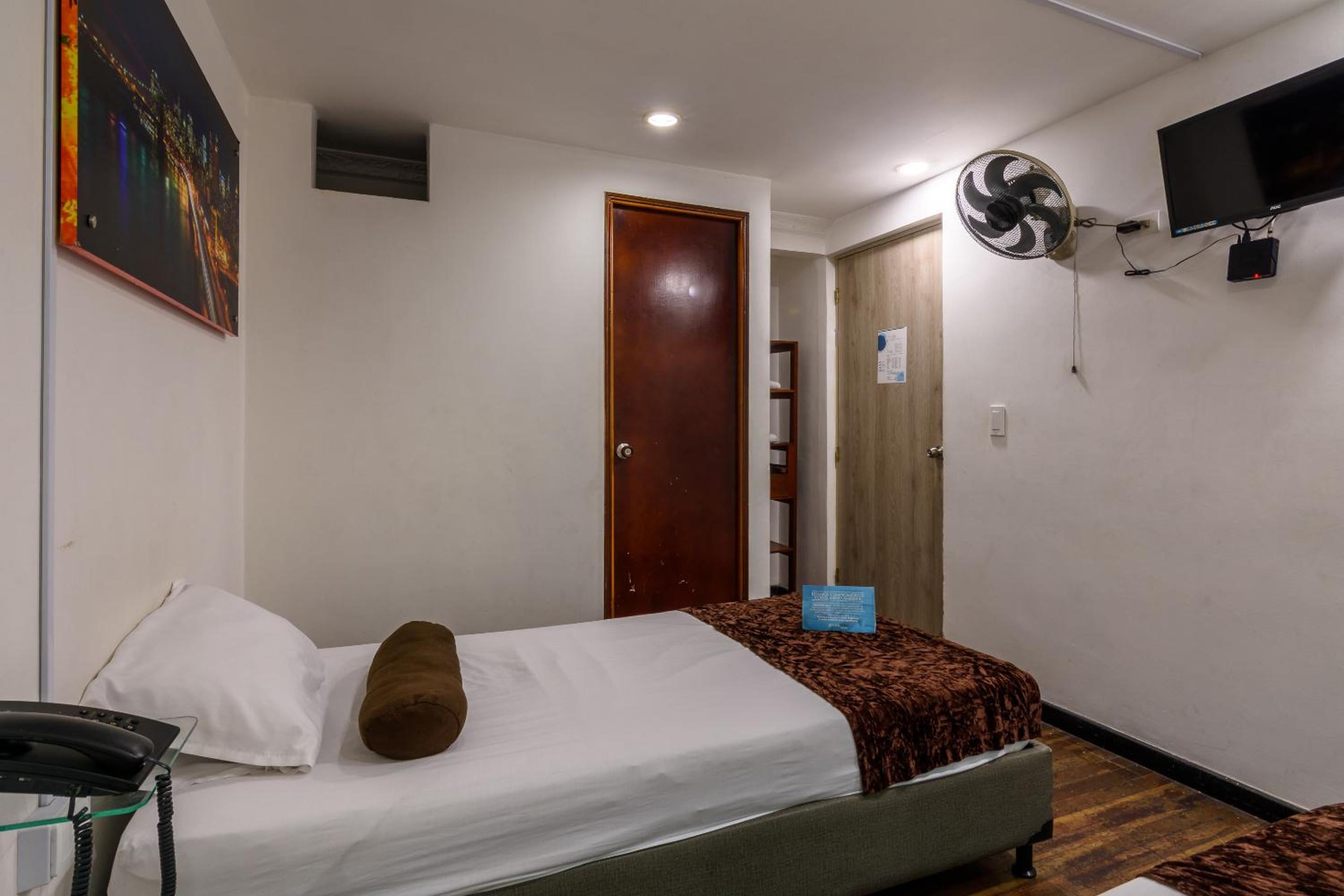 Budget Twin Room - Photo 17