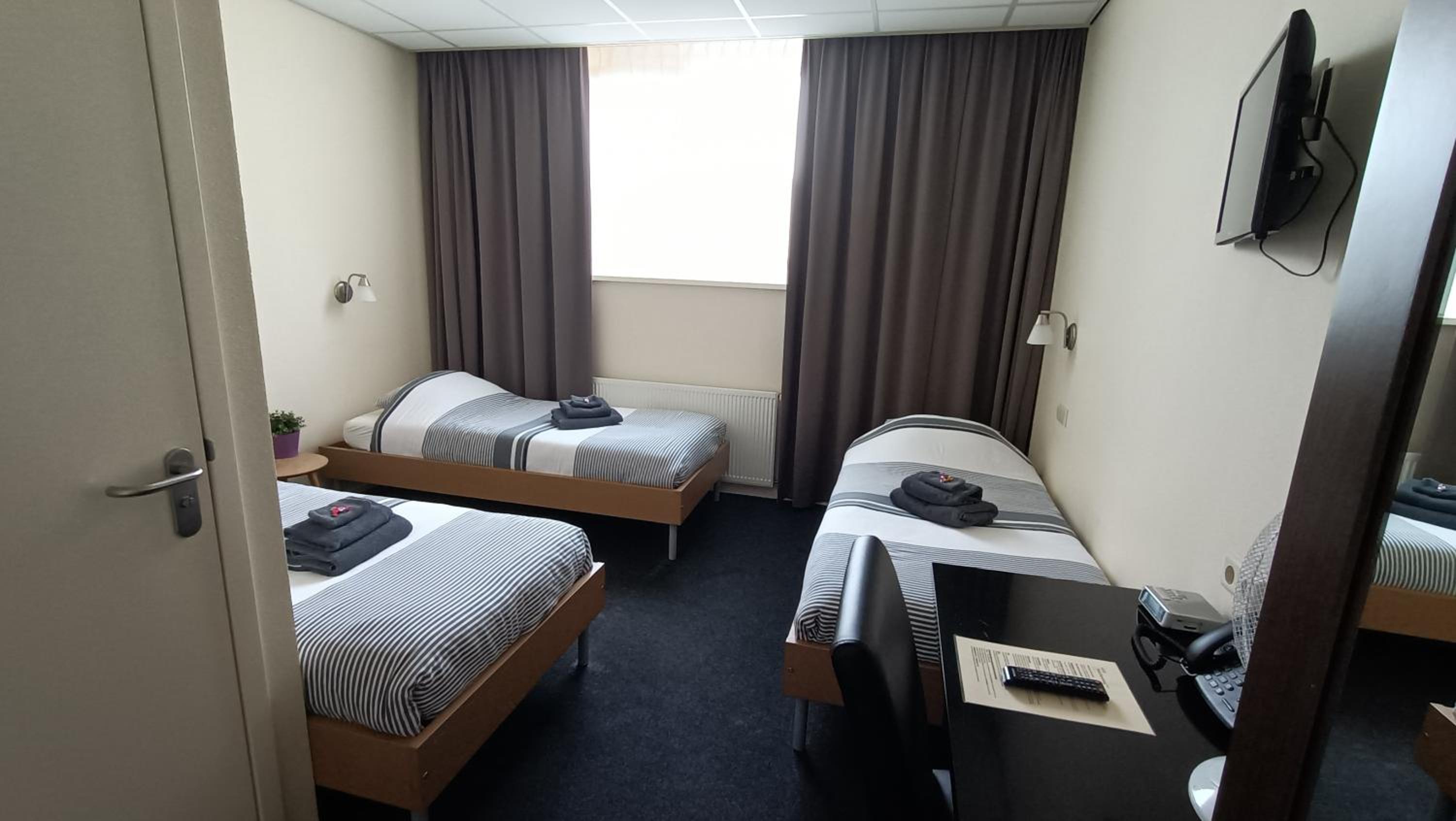 Double or Twin Room with Extra Bed - Photo 1