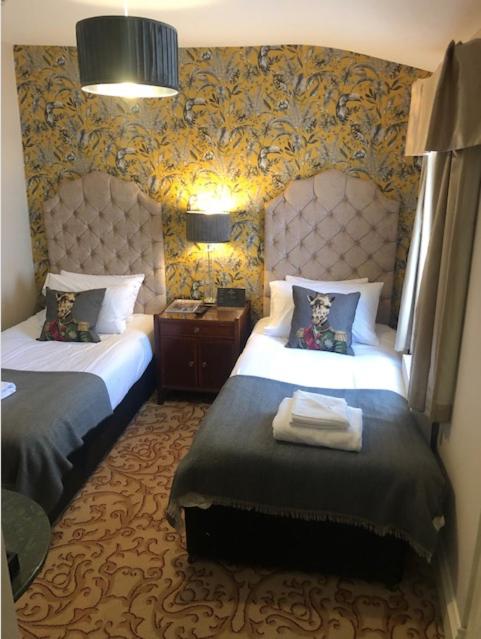 Twin Room With Shower