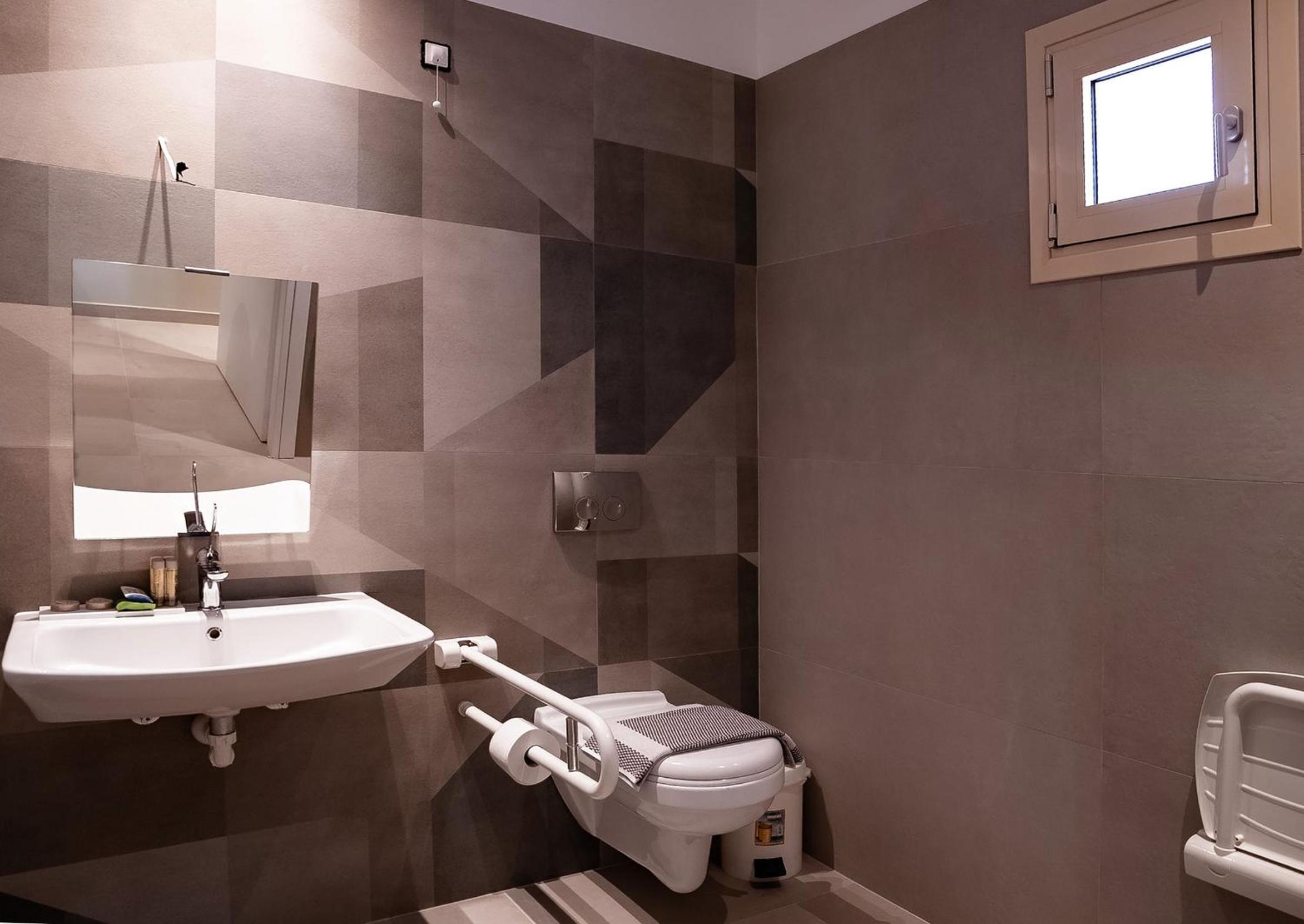 Twin Room - Disability Access photo 3