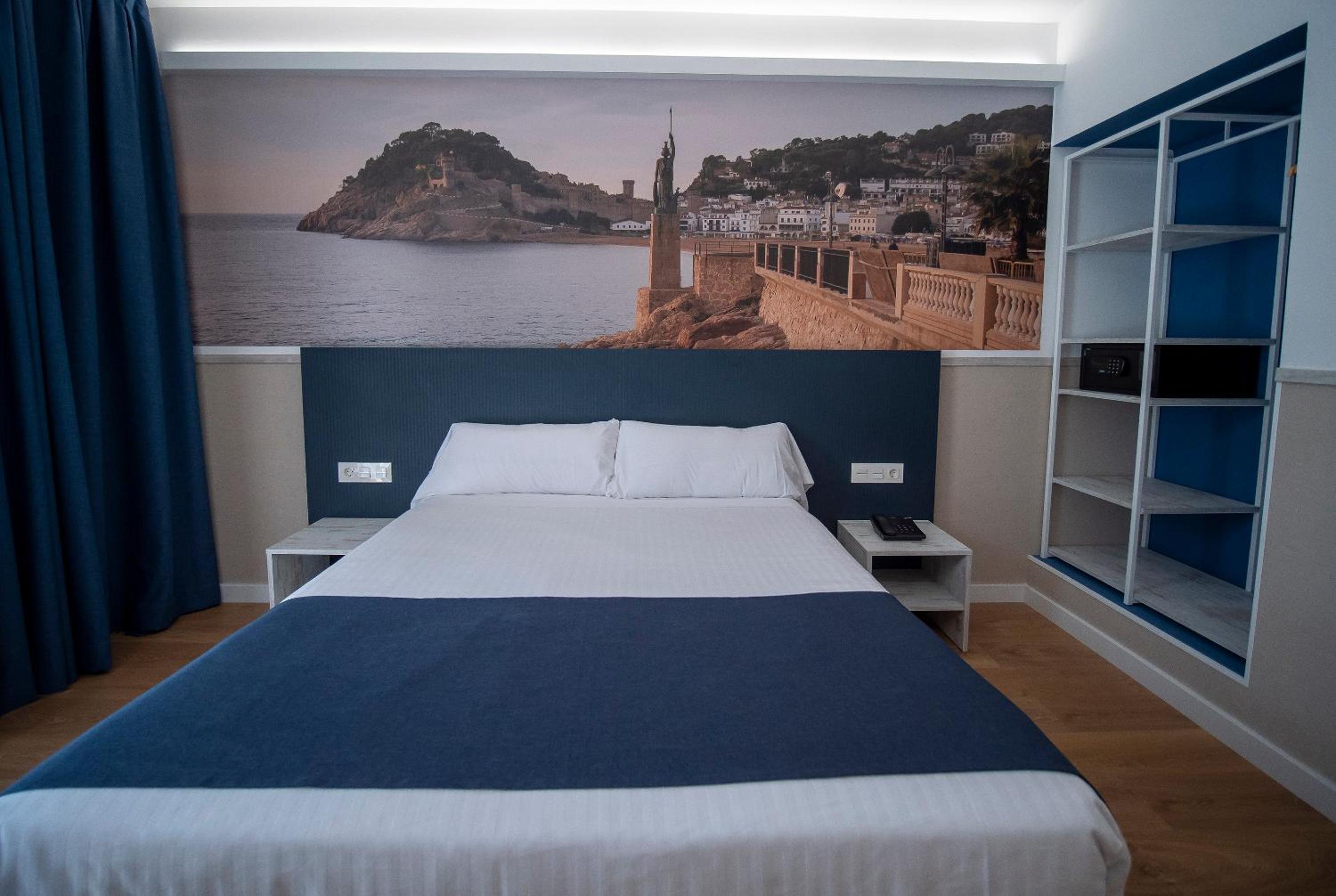 Superior Double Room thumbnail 5