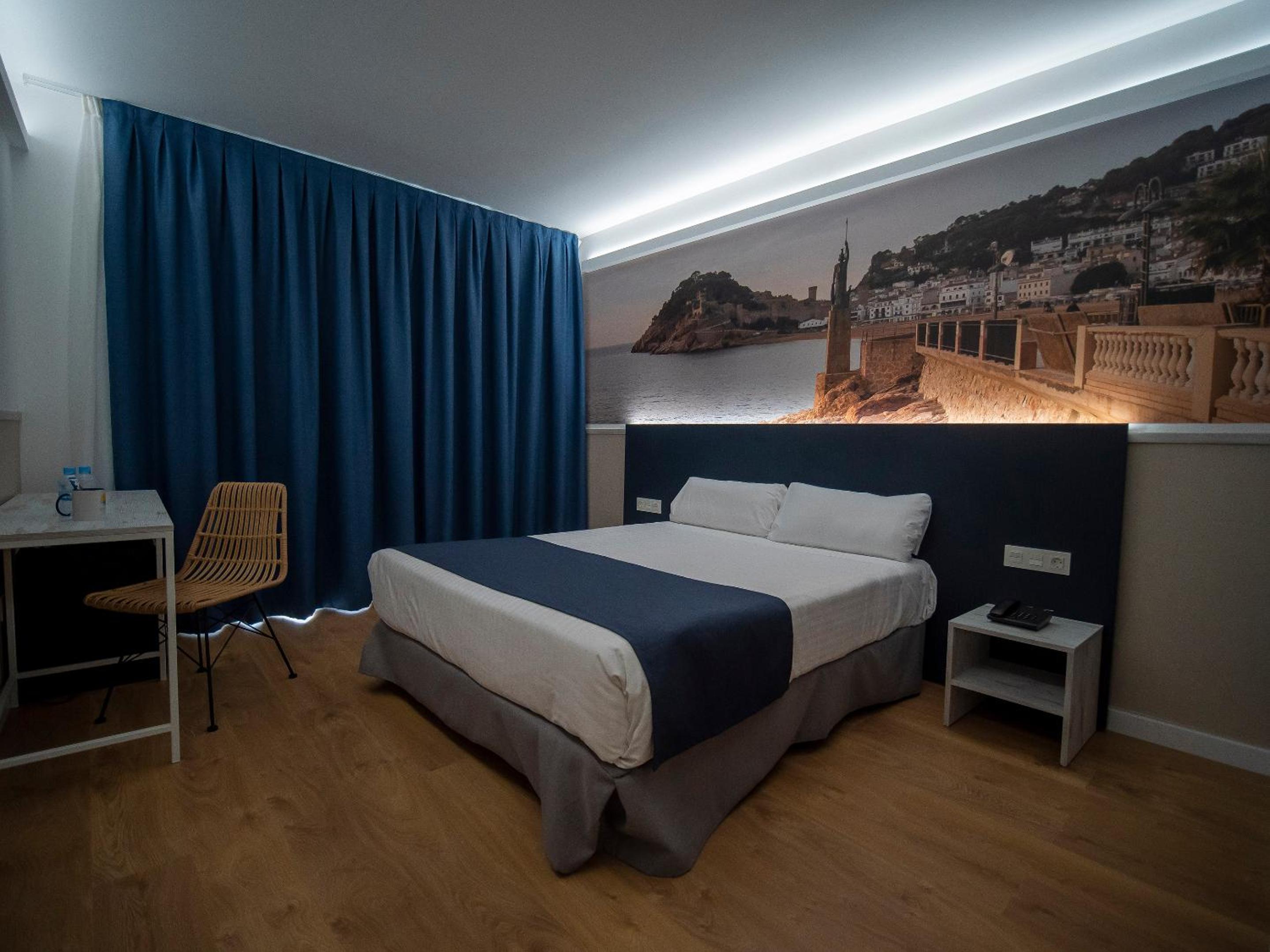 Superior Double Room thumbnail 6