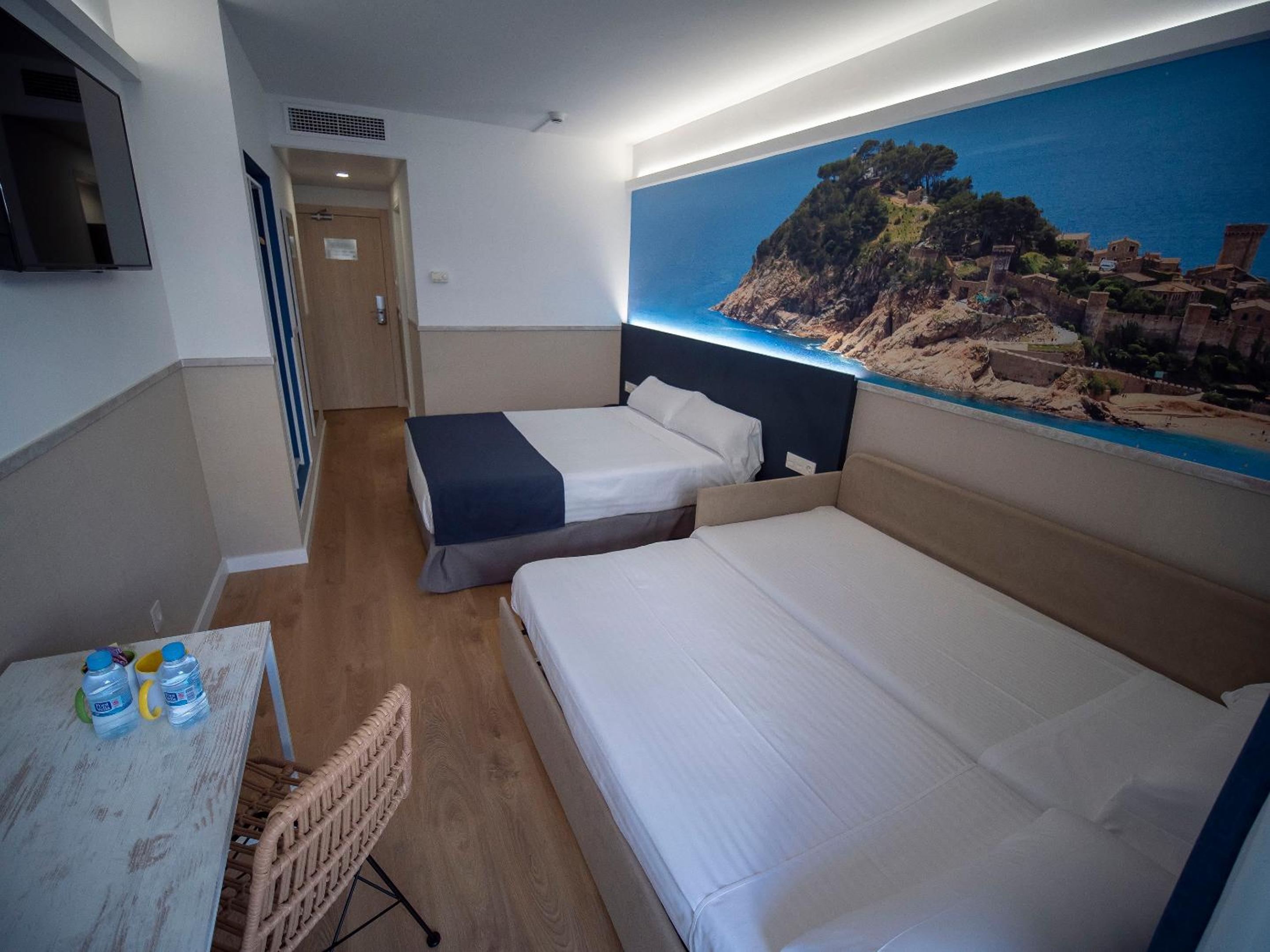 Superior Quadruple Room thumbnail 6