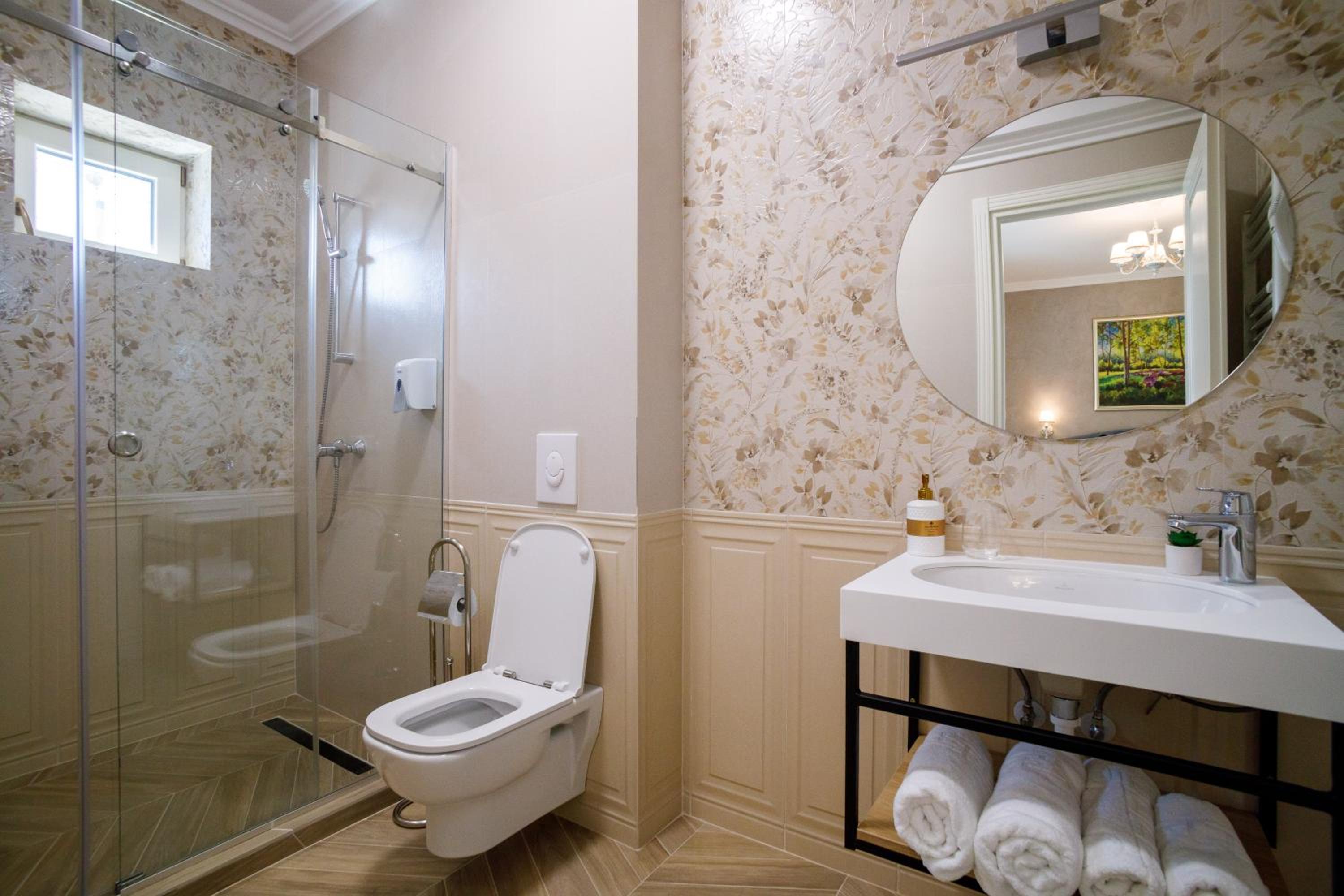 King Room with Balcony - Photo 4