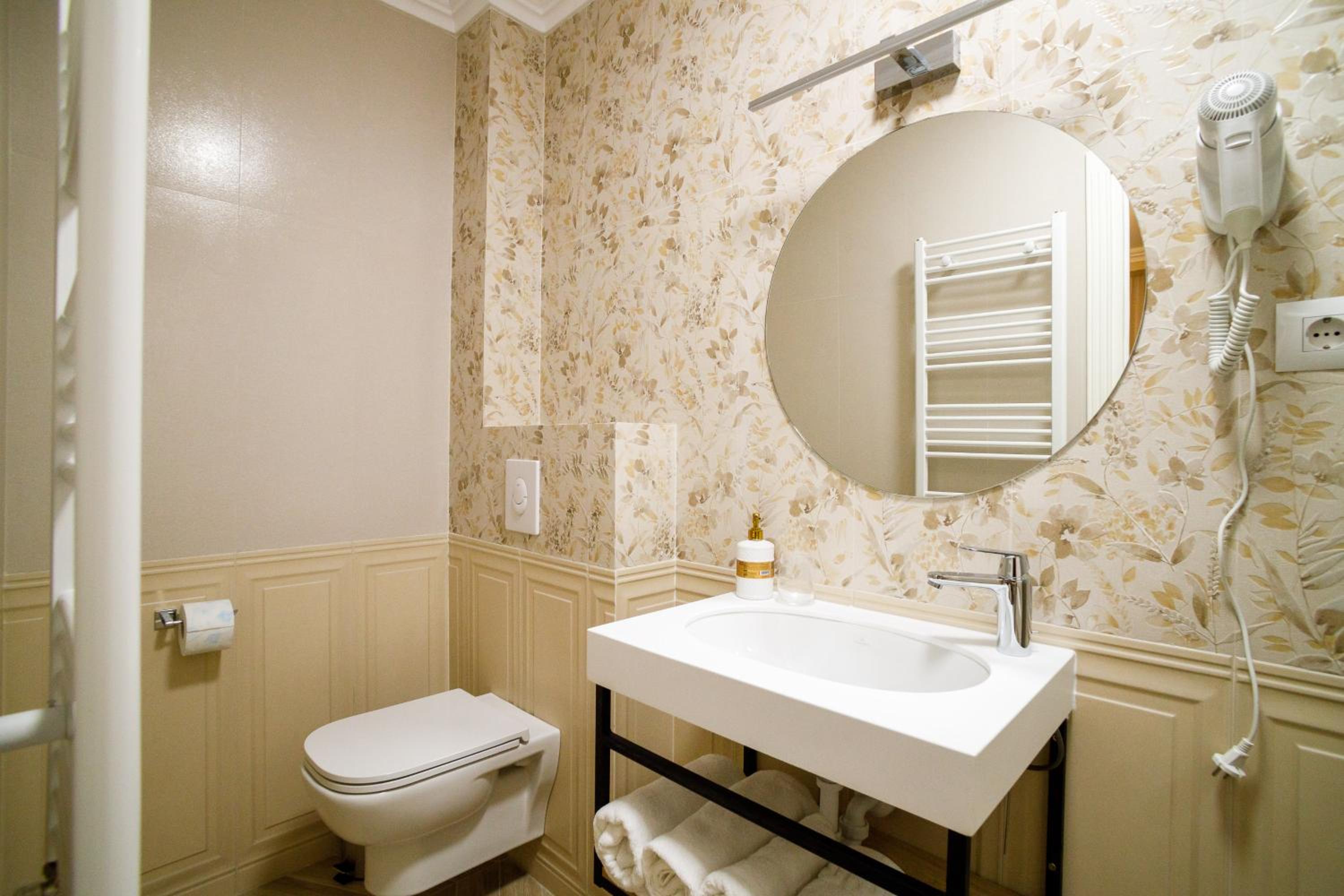 Deluxe Queen Room - Photo 4