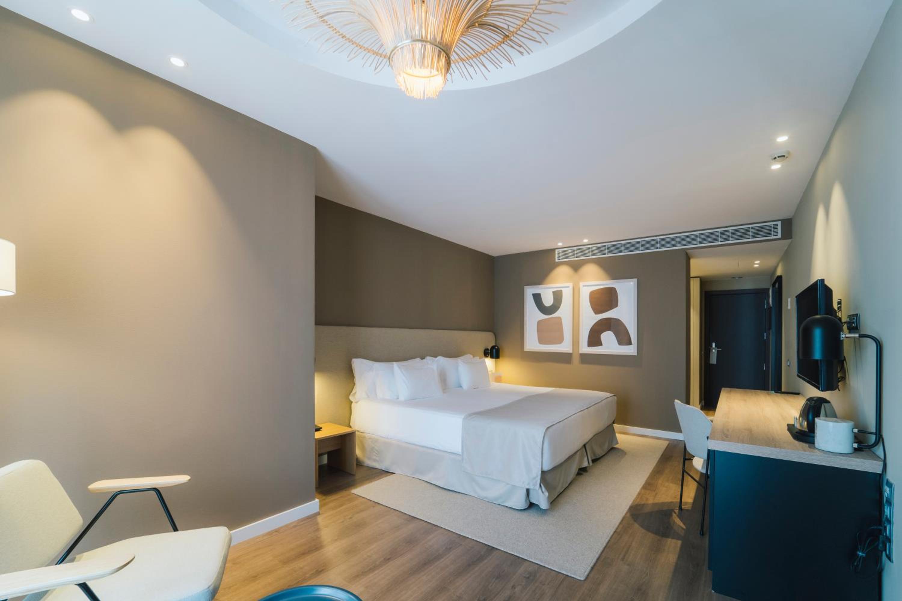 Superior Room with Extra Bed (3 Adults) - Photo 1