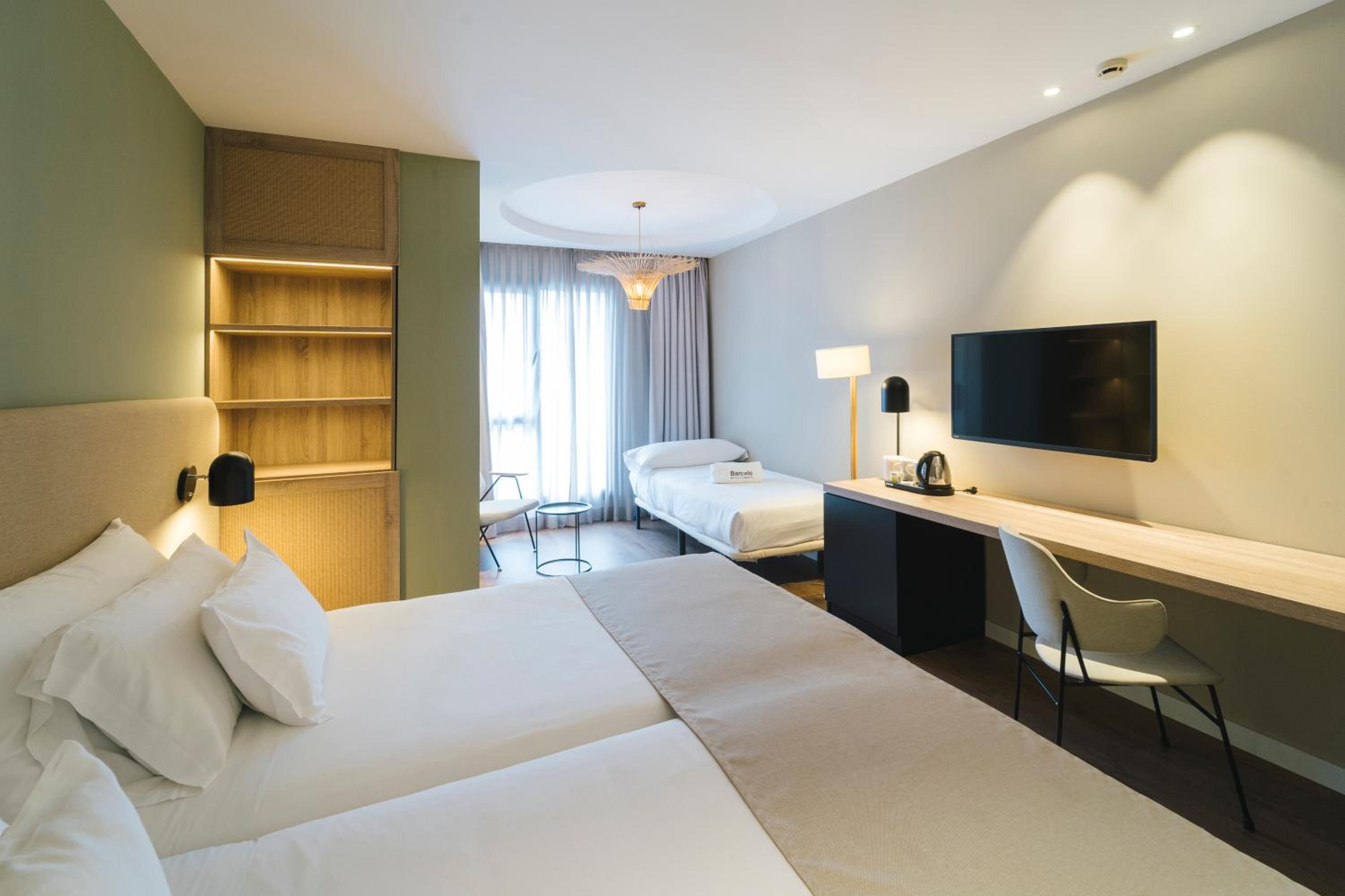 Superior Room with Extra Bed (3 Adults) - Photo 10