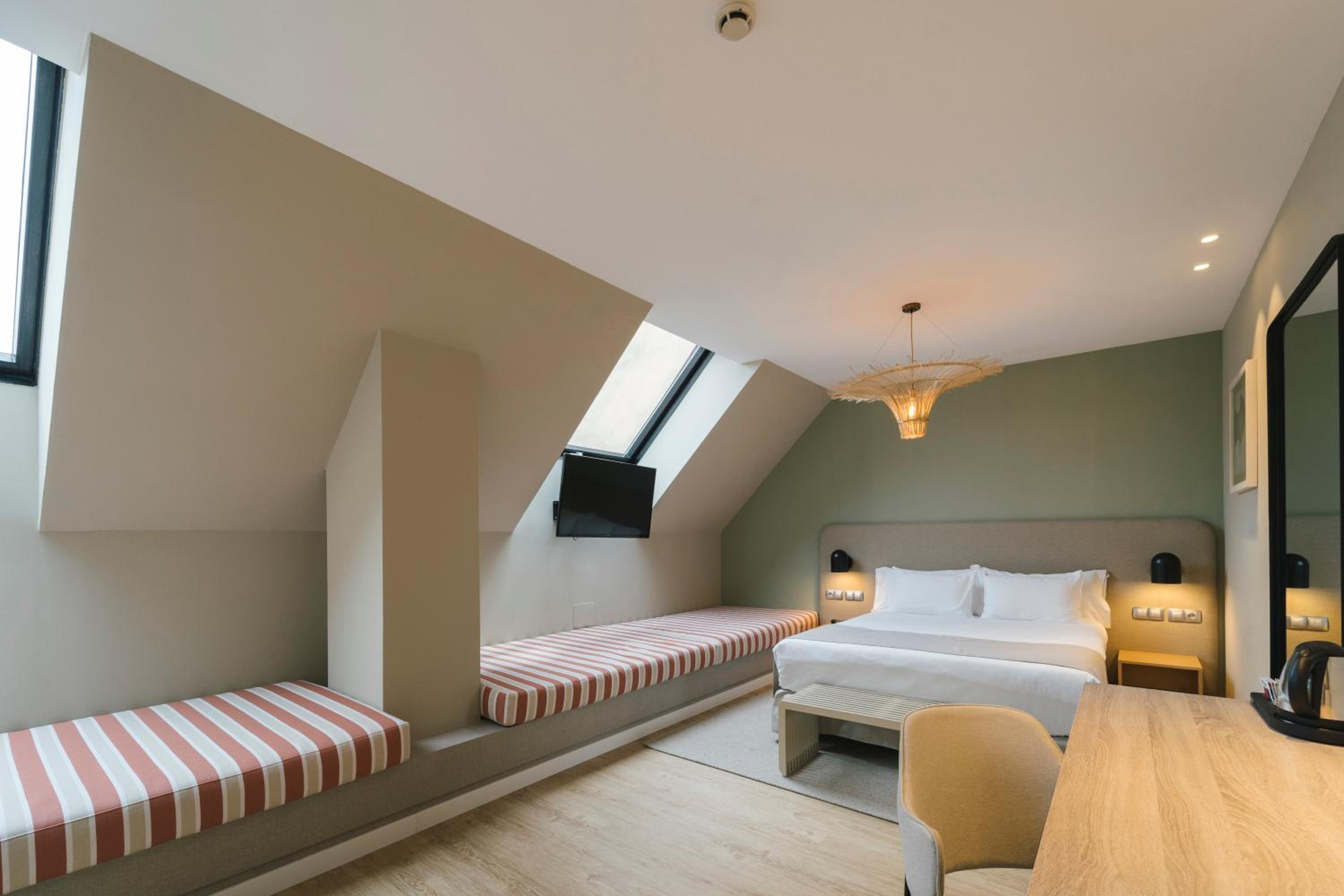 Superior Room with Extra Bed (3 Adults) - Photo 3