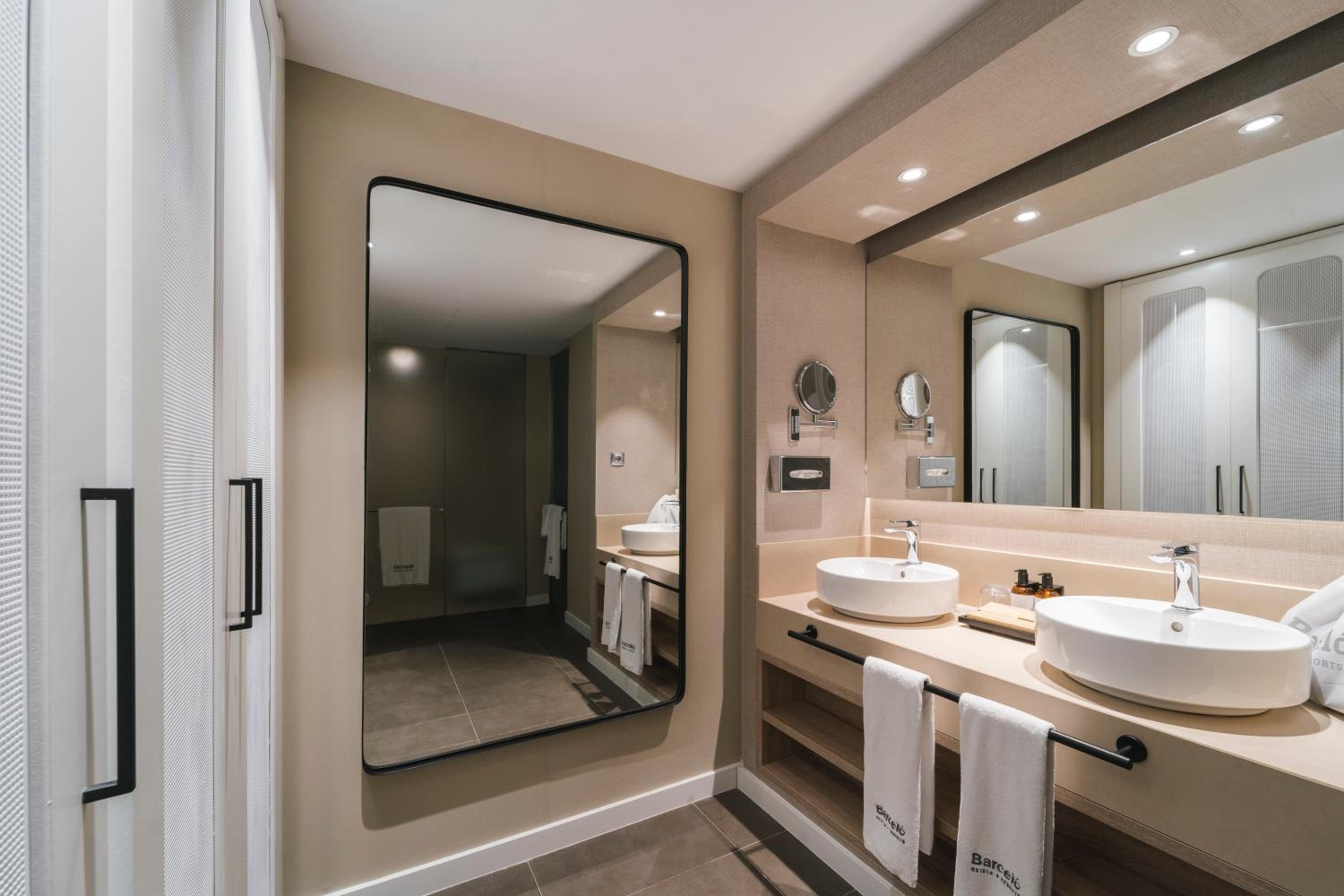 Superior Room with Extra Bed (3 Adults) - Photo 4