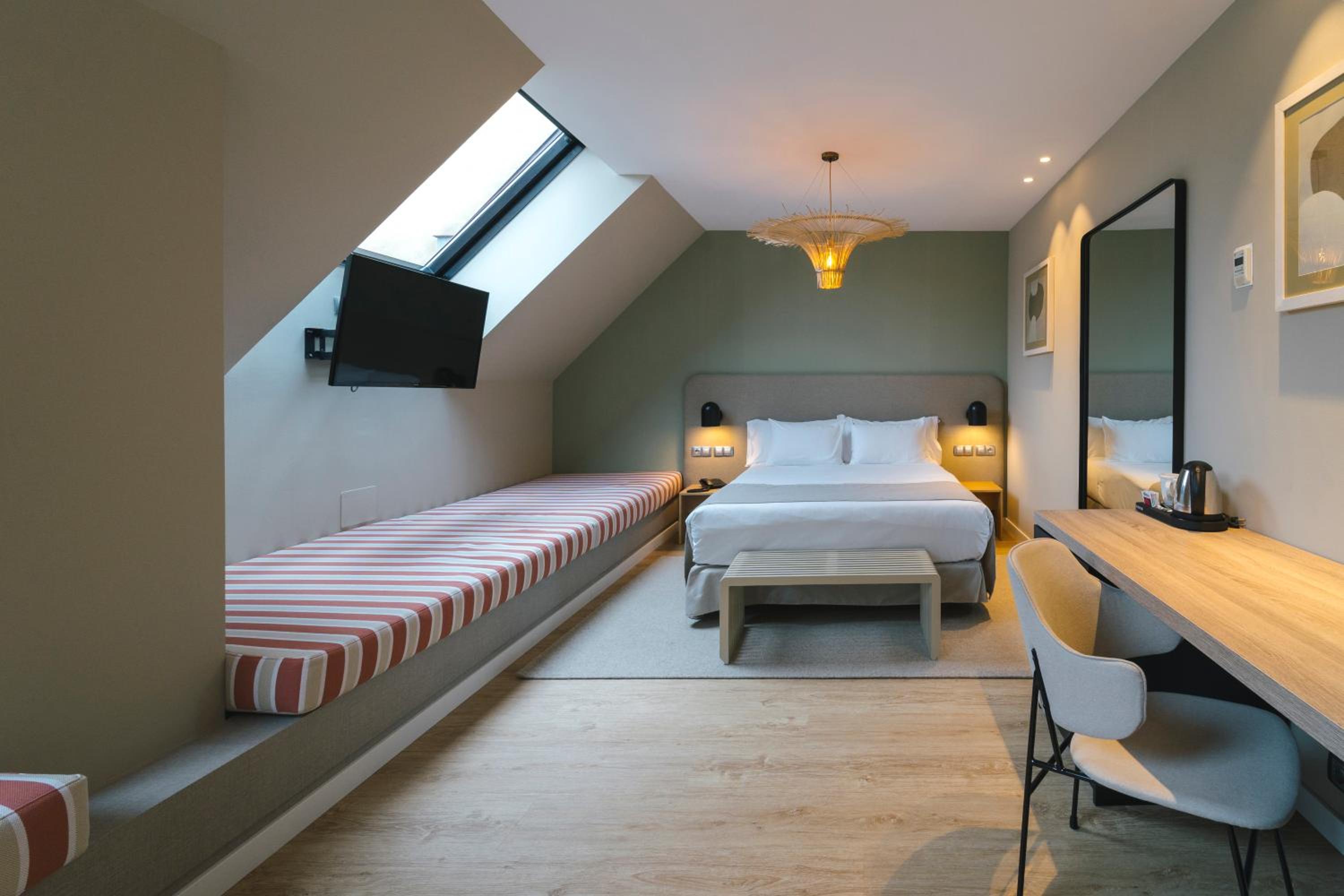 Superior Room with Extra Bed (3 Adults) - Photo 2