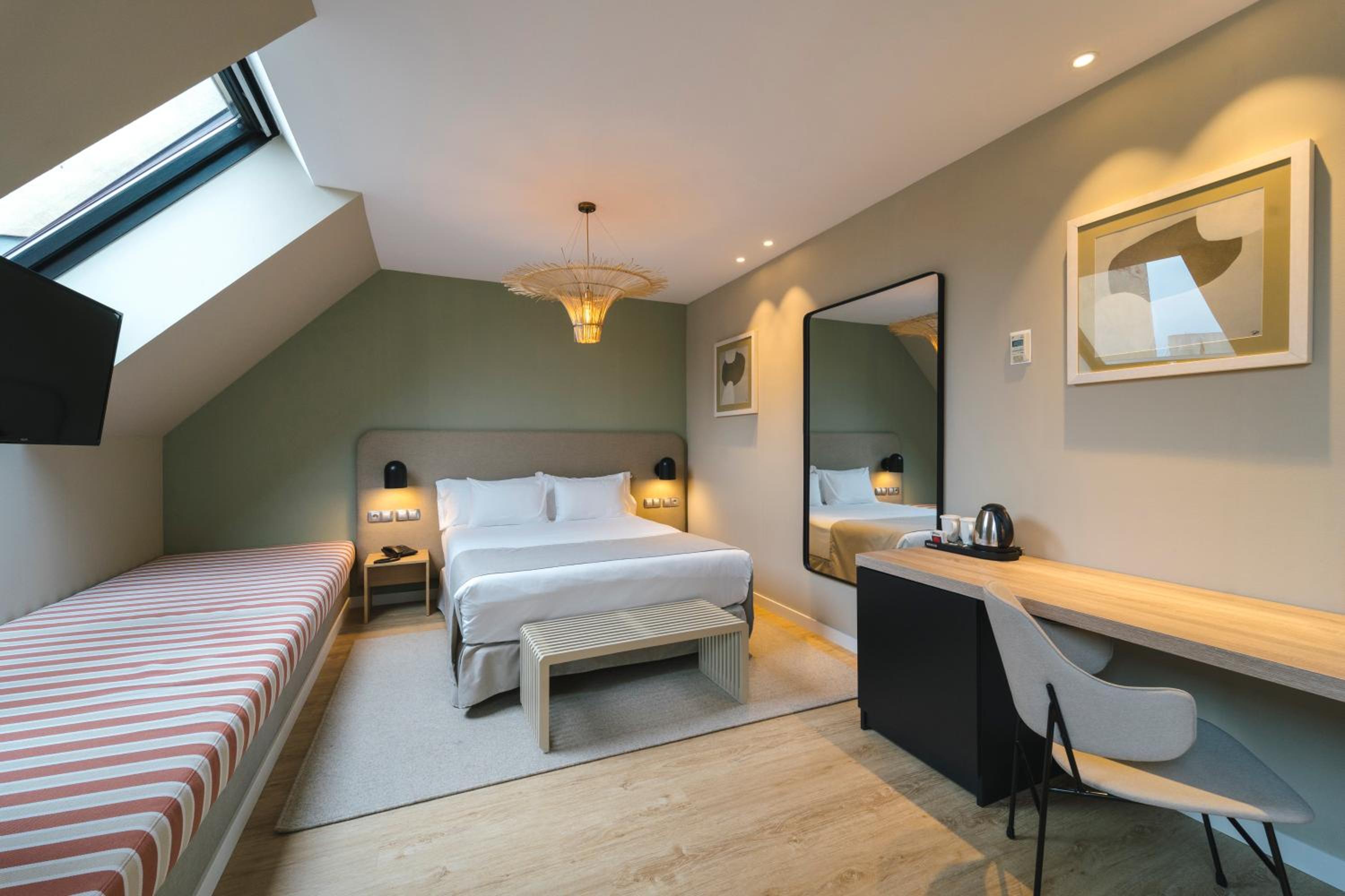 Superior Room with Extra Bed (3 Adults) - Photo 8