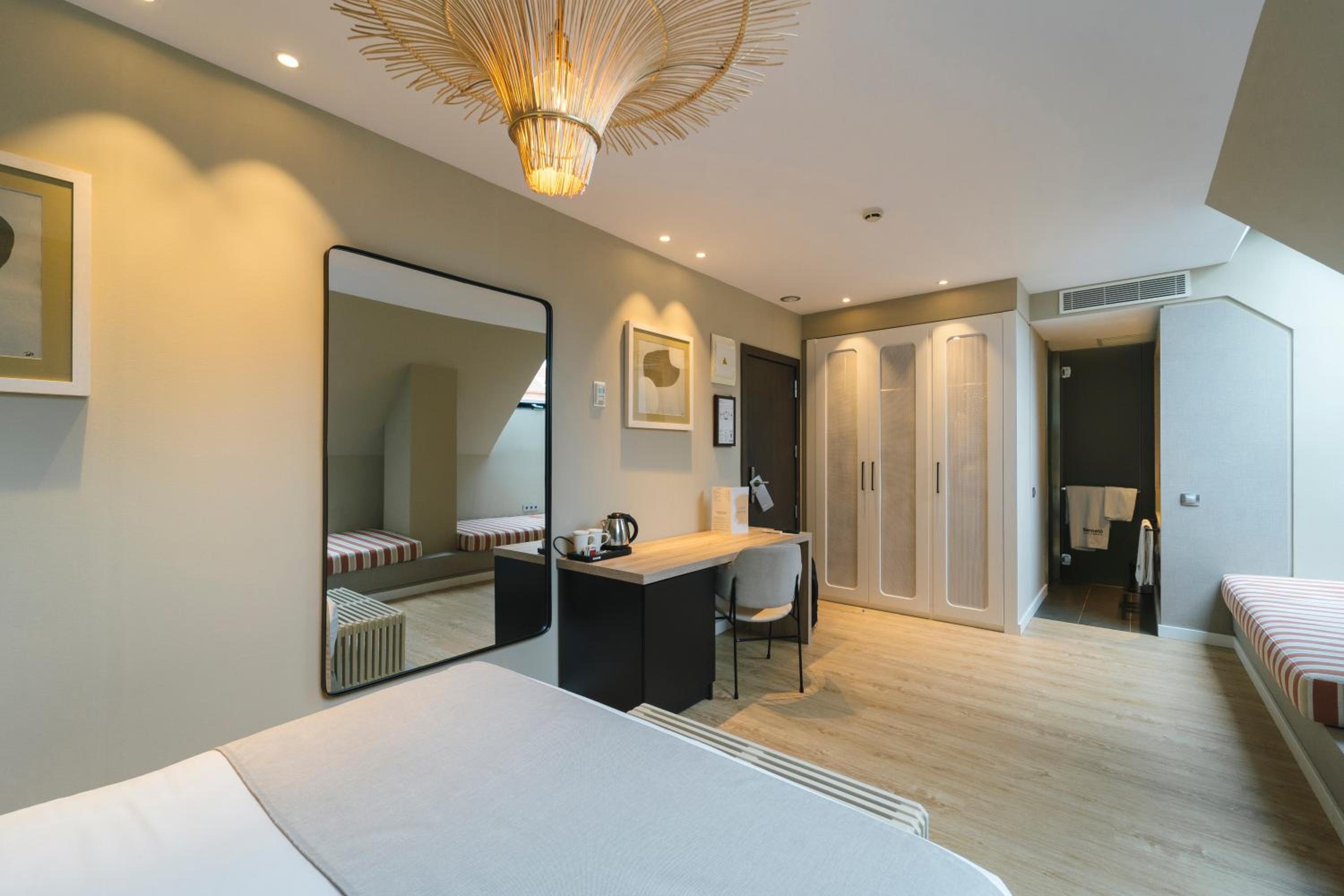 Superior Room with Extra Bed (3 Adults) - Photo 9