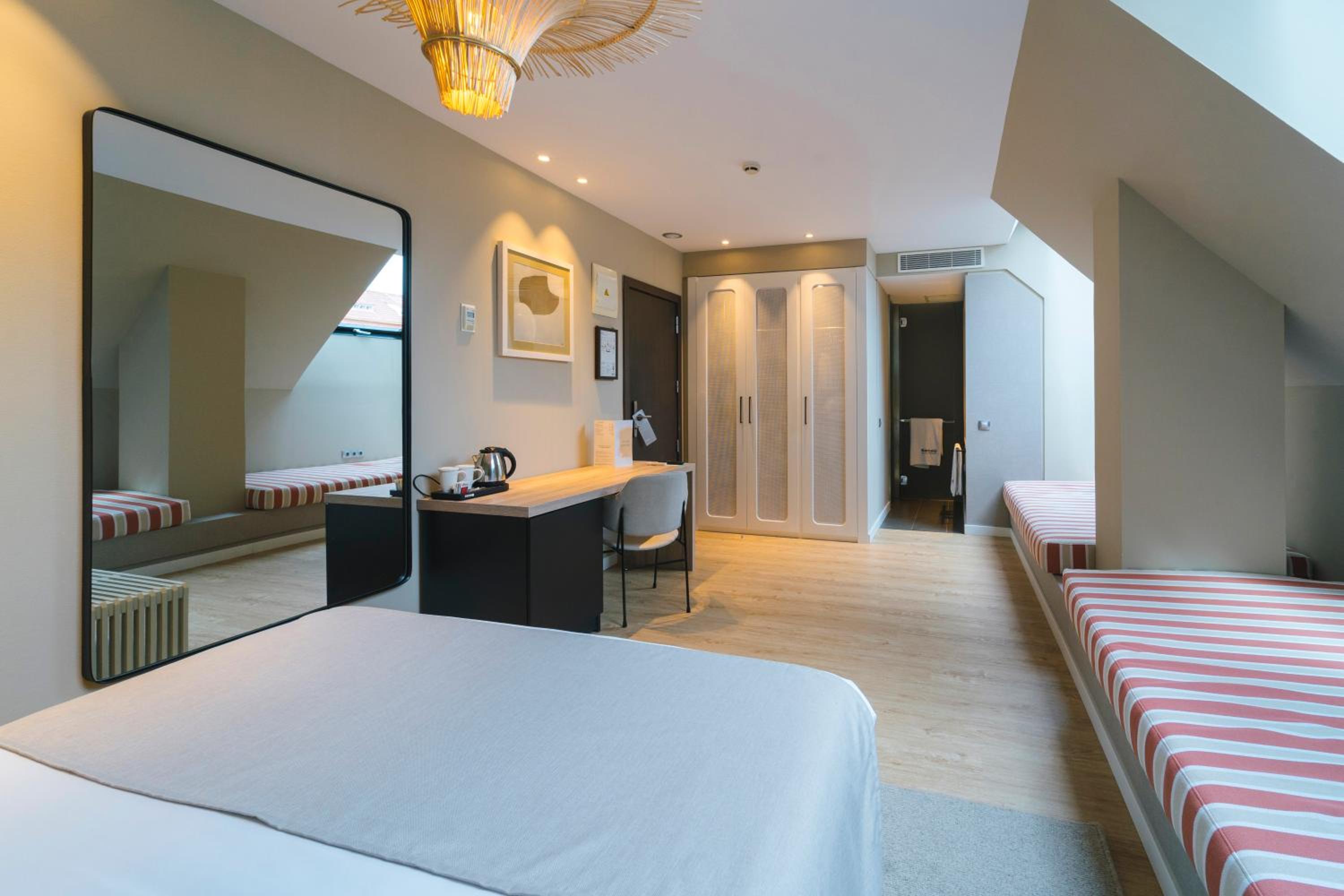 Superior Room with Extra Bed (3 Adults) - Photo 7