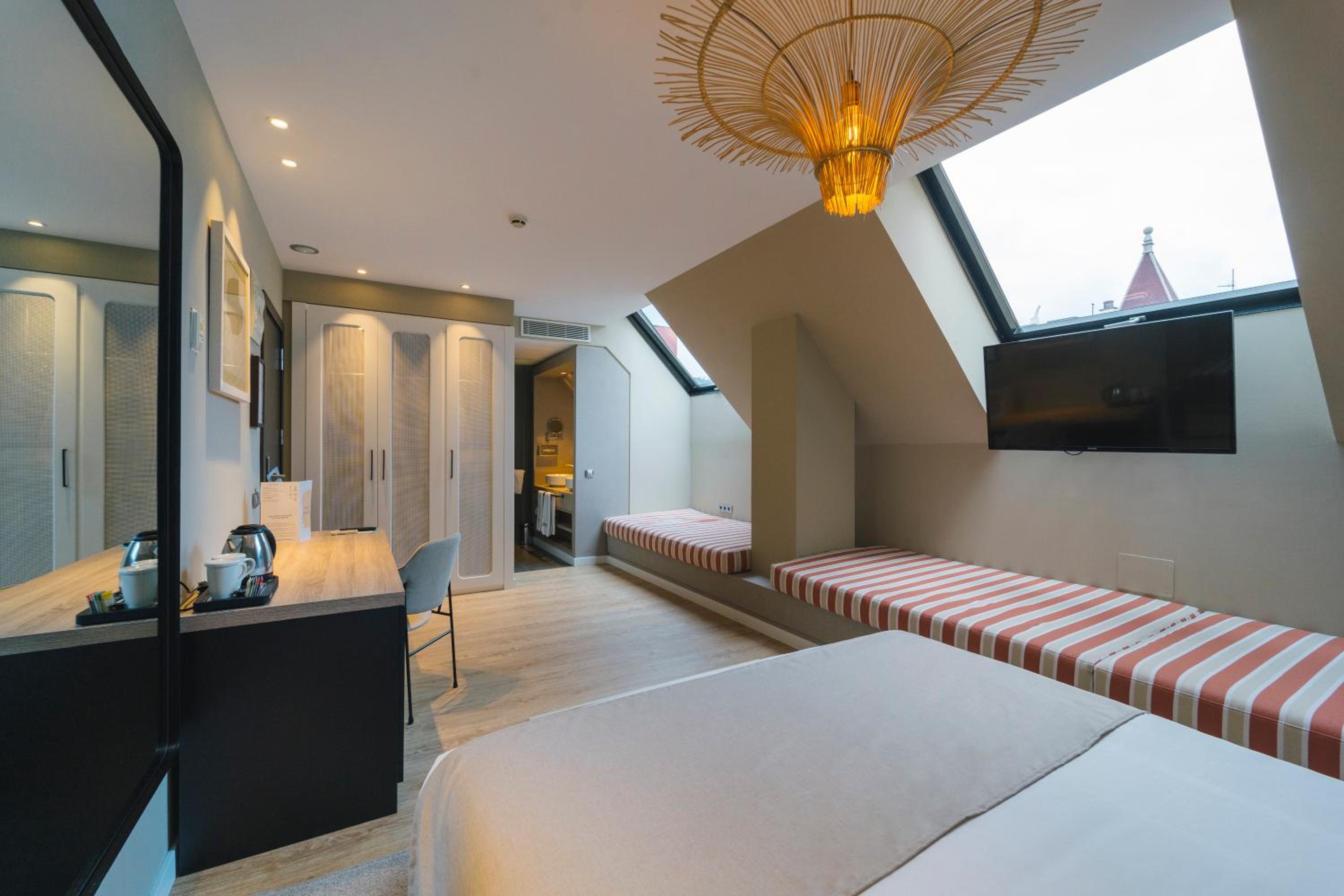Superior Room with Extra Bed (3 Adults) - Photo 6